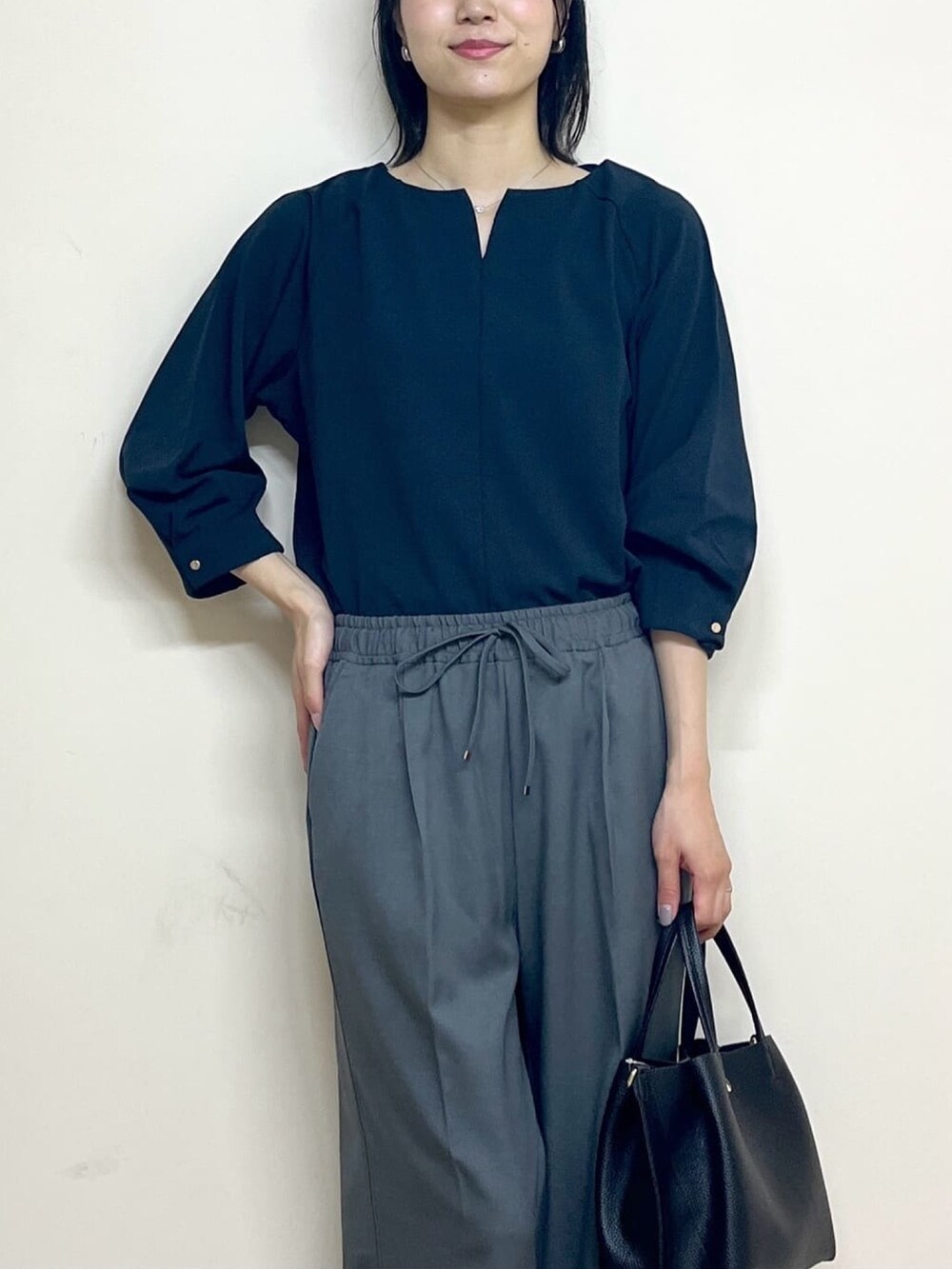 ブルー系のTシャツ/カットソー、グレー系のその他パンツ、ブラック系のトートバッグを着用したレディースの秋コーディネートの5枚目の写真