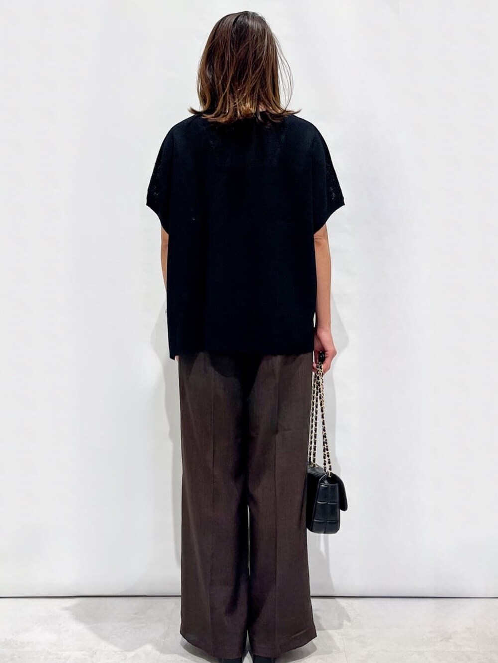 ブラウン系のその他パンツ、ホワイト系のサンダル、ブラック系のショルダーバッグを着用したレディースの夏コーディネートの8枚目の写真