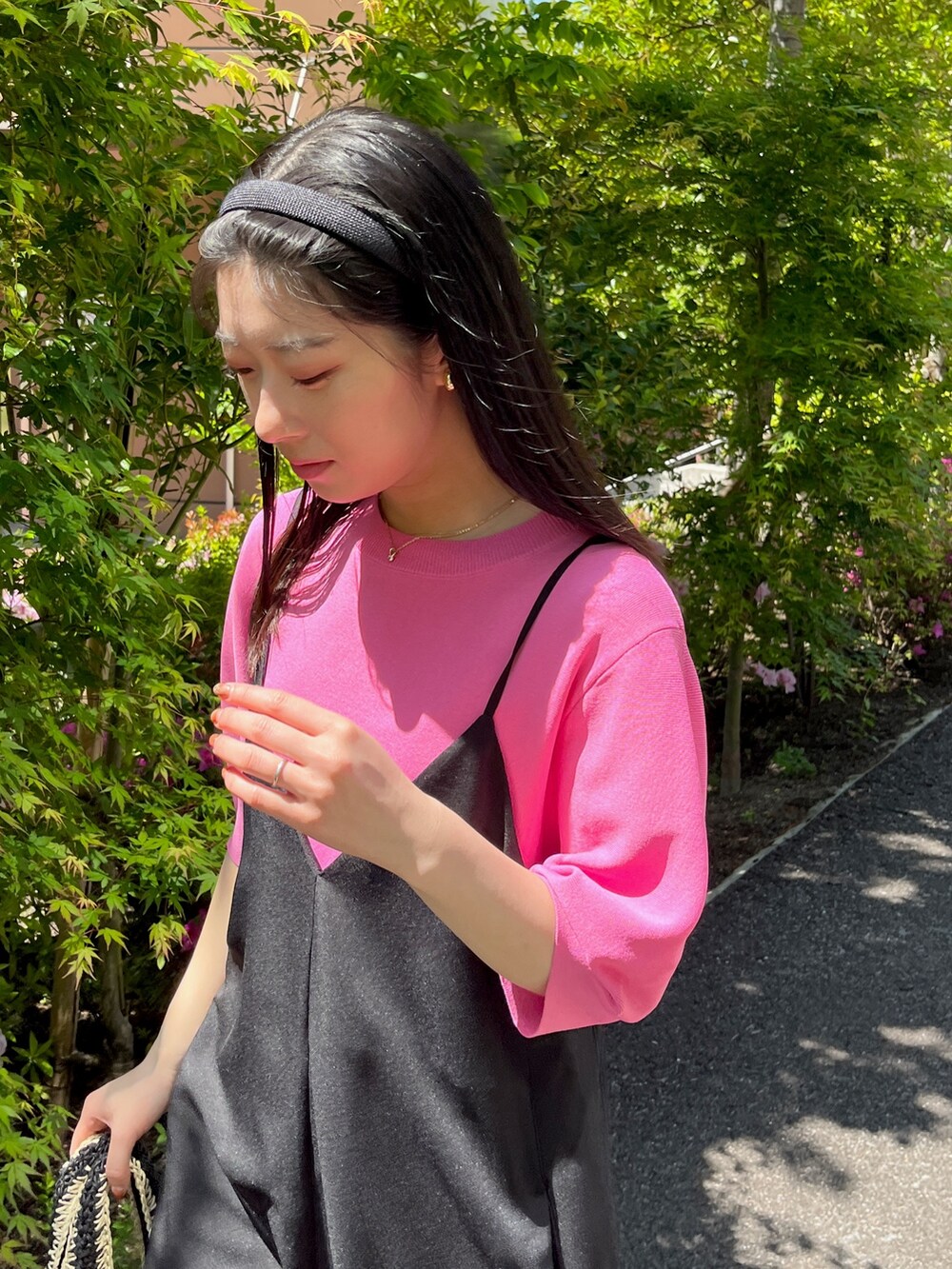 「お出かけコーデ日記、ショップスタッフの推しワンピ、ショップスタッフのおしゃれ配色、キャミワンピ、ピンクコーデ、春夏コーデ、韓国ファッション、体型カバー、OPAQUE.CLIP、オペークドットクリップ」|「OPAQUE.CLIPのアイスタッチ パフスリーブニット【洗濯機洗い可/接触冷感/UV/アンチピリング】(ニット/セーター、ピンク系)」を使った、OPAQUE.CLIPスタッフさん(レディース・158cm)の春コーディネートの5枚目の写真