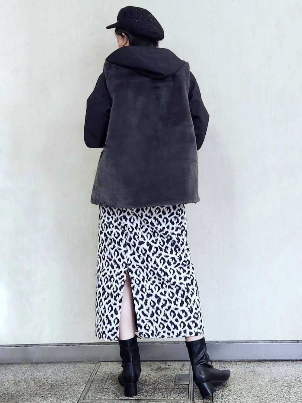 ブラック系のブルゾン、ブルー系のスカート、ブラック系のブーツを着用したレディースの秋コーディネートの5枚目の写真