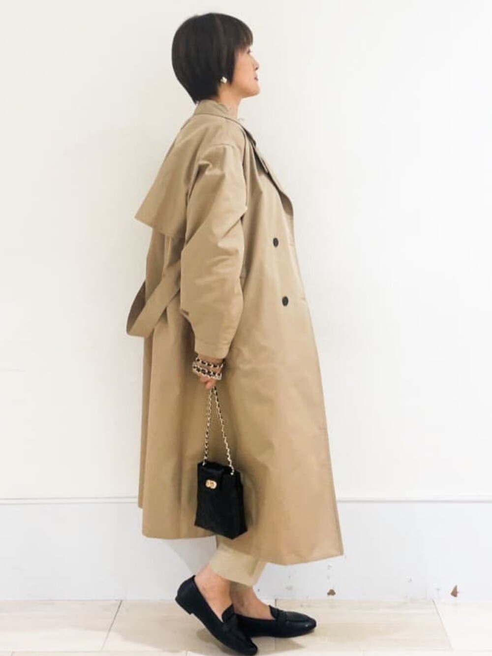 ブラック系のその他シューズ、ブラック系のショルダーバッグ、ベージュ系のTシャツ/カットソーを着用したレディースの春コーディネートの2枚目の写真