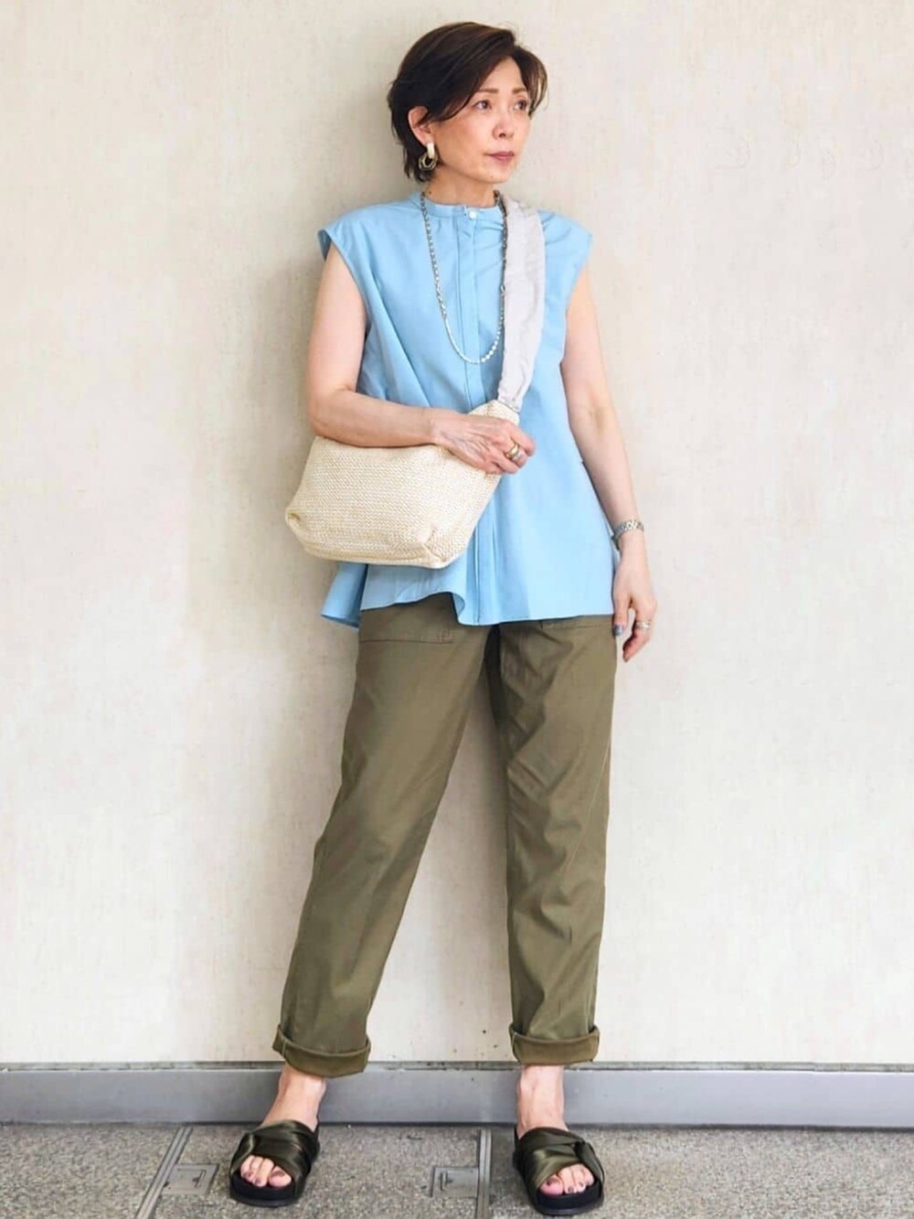 ブラック系のタンクトップ、ブルー系のシャツ/ブラウス、ベージュ系のショルダーバッグを着用したレディースの夏コーディネートの5枚目の写真