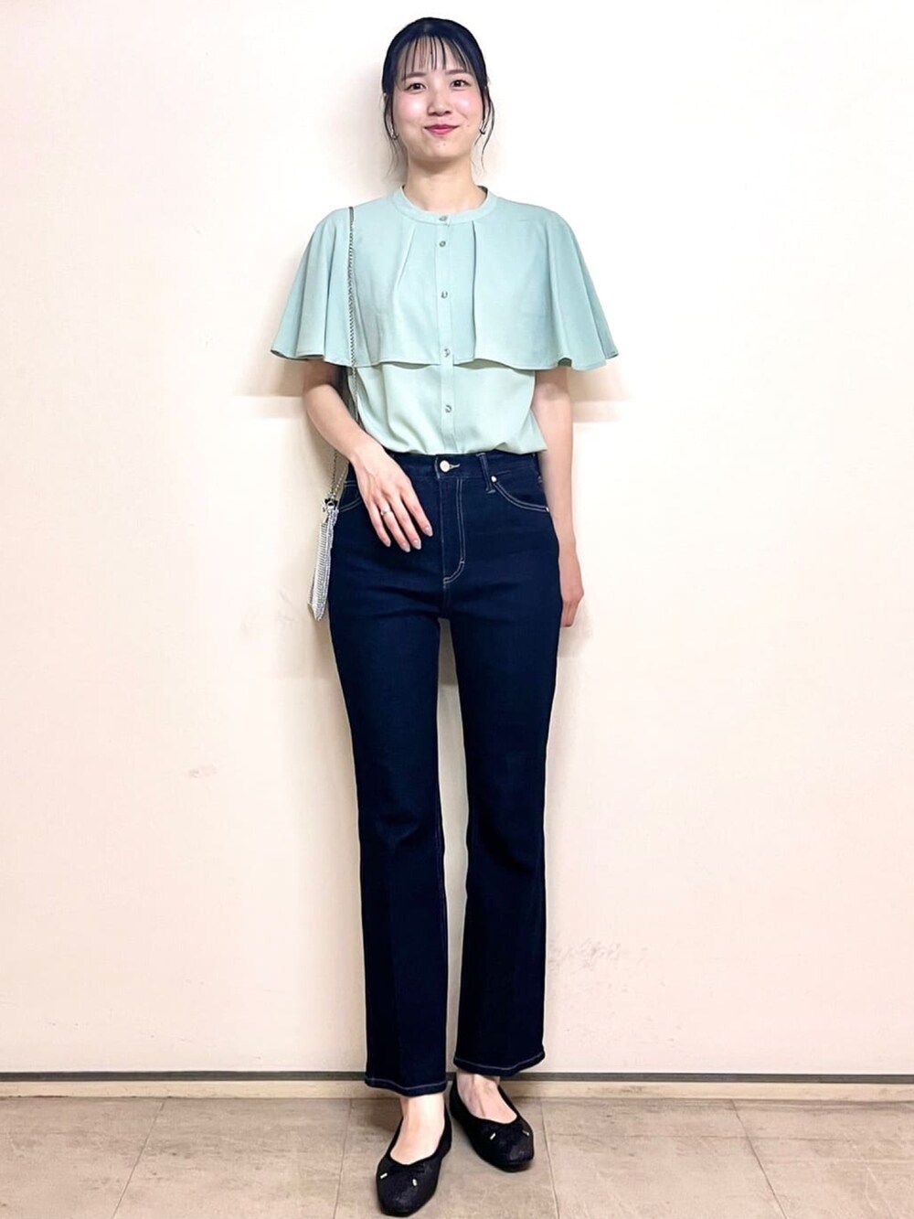 グリーン系のシャツ/ブラウス、ブラック系のパンプス、ブルー系のデニムパンツを着用したレディースの夏コーディネートの7枚目の写真