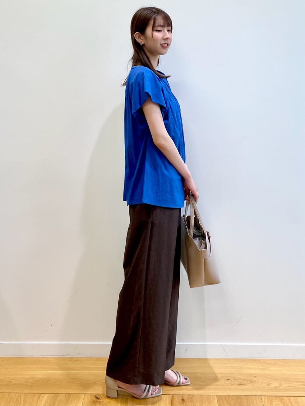 ブルー系のシャツ/ブラウス、ブラウン系のその他パンツ、ベージュ系のサンダルを着用したレディースの夏コーディネートの4枚目の写真