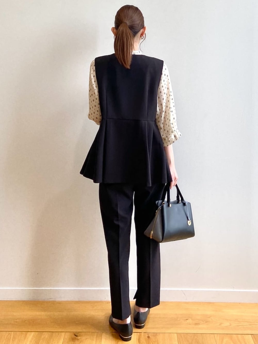 ブラック系のその他パンツ、ブラック系のパンプス、ホワイト系のシャツ/ブラウスを着用したレディースの夏コーディネートの5枚目の写真