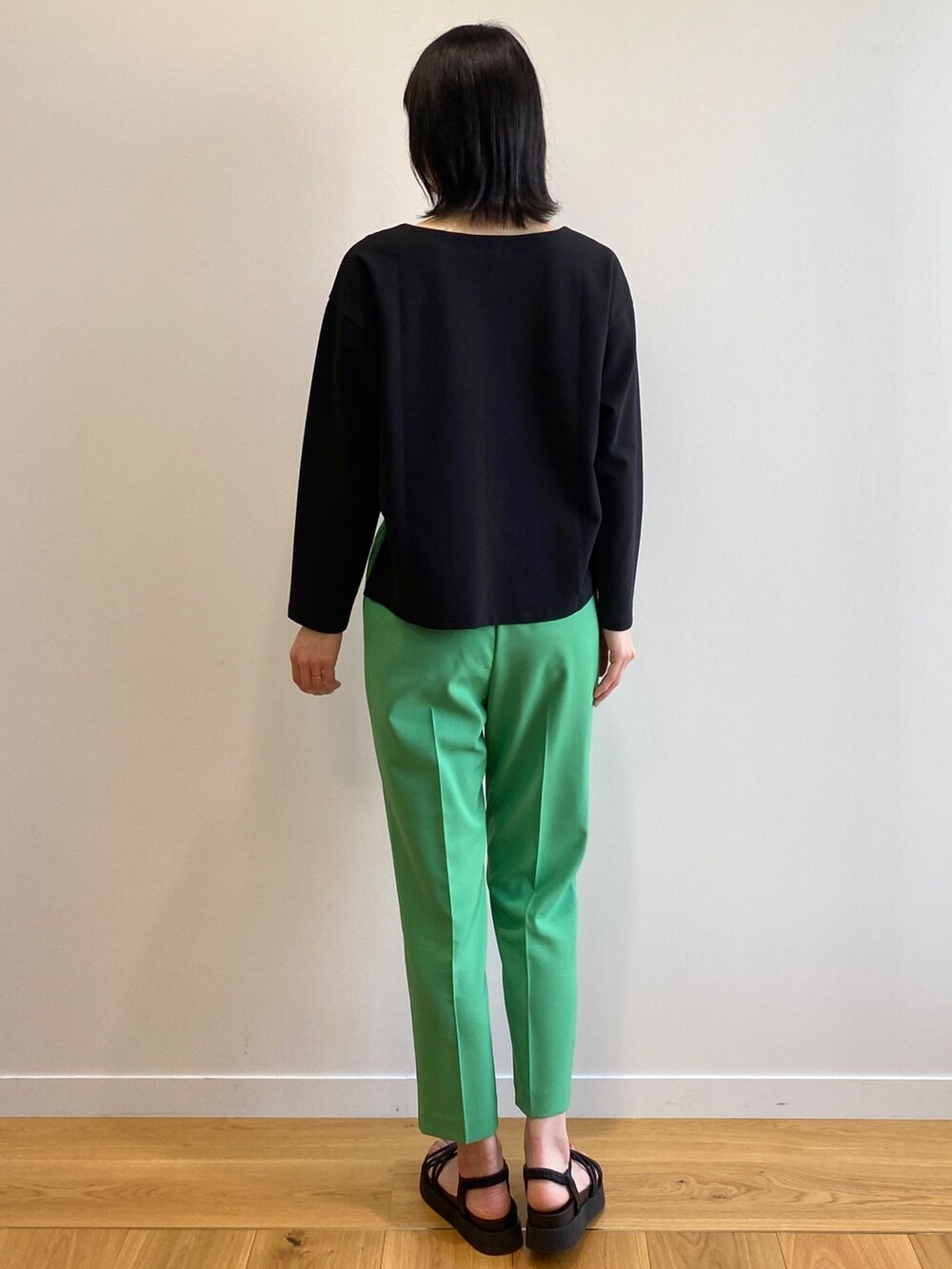 ブラック系のサンダル、グリーン系のその他パンツ、ベージュ系のトレンチコートを着用したレディースの春コーディネートの7枚目の写真