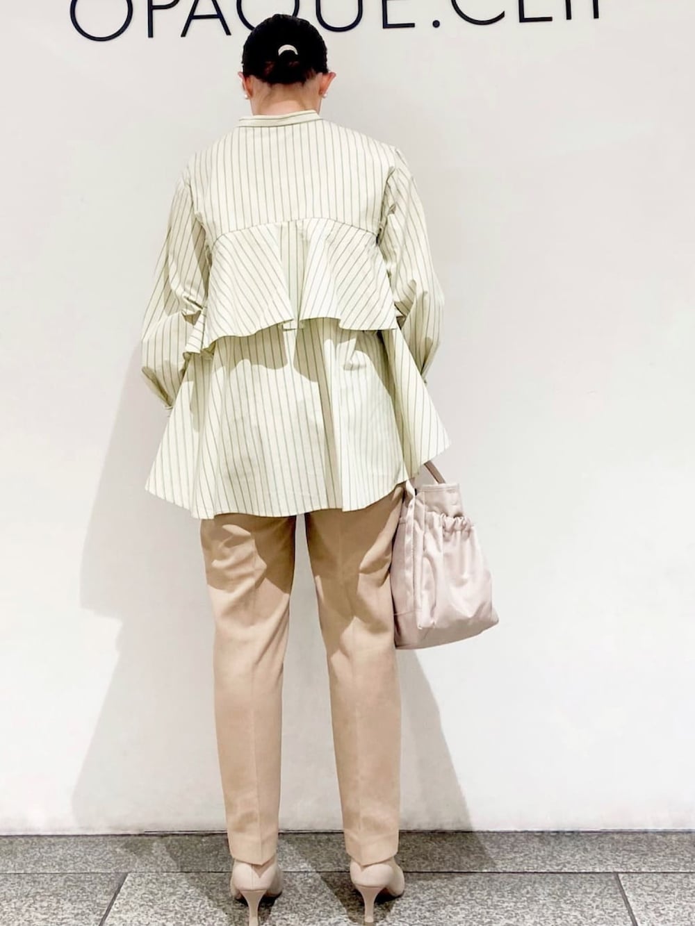 ベージュ系のシャツ/ブラウス、ベージュ系のその他パンツ、ブラック系のパンプスを着用したレディースの春コーディネートの2枚目の写真