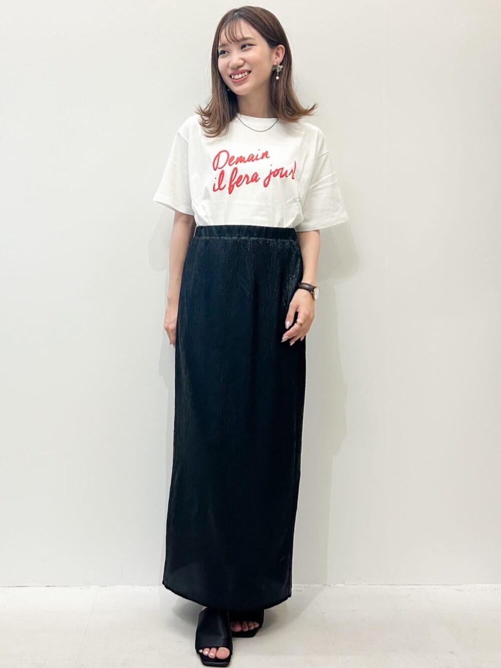 ホワイト系のTシャツ/カットソー、ブラック系のスカート、ブラック系のショルダーバッグを着用したレディースの夏コーディネートの5枚目の写真