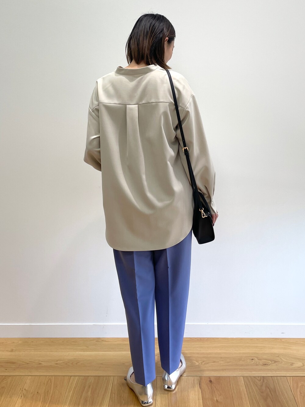 ベージュ系のシャツ/ブラウス、ブルー系のその他パンツ、シルバー系のその他シューズを着用したレディースの冬コーディネートの2枚目の写真