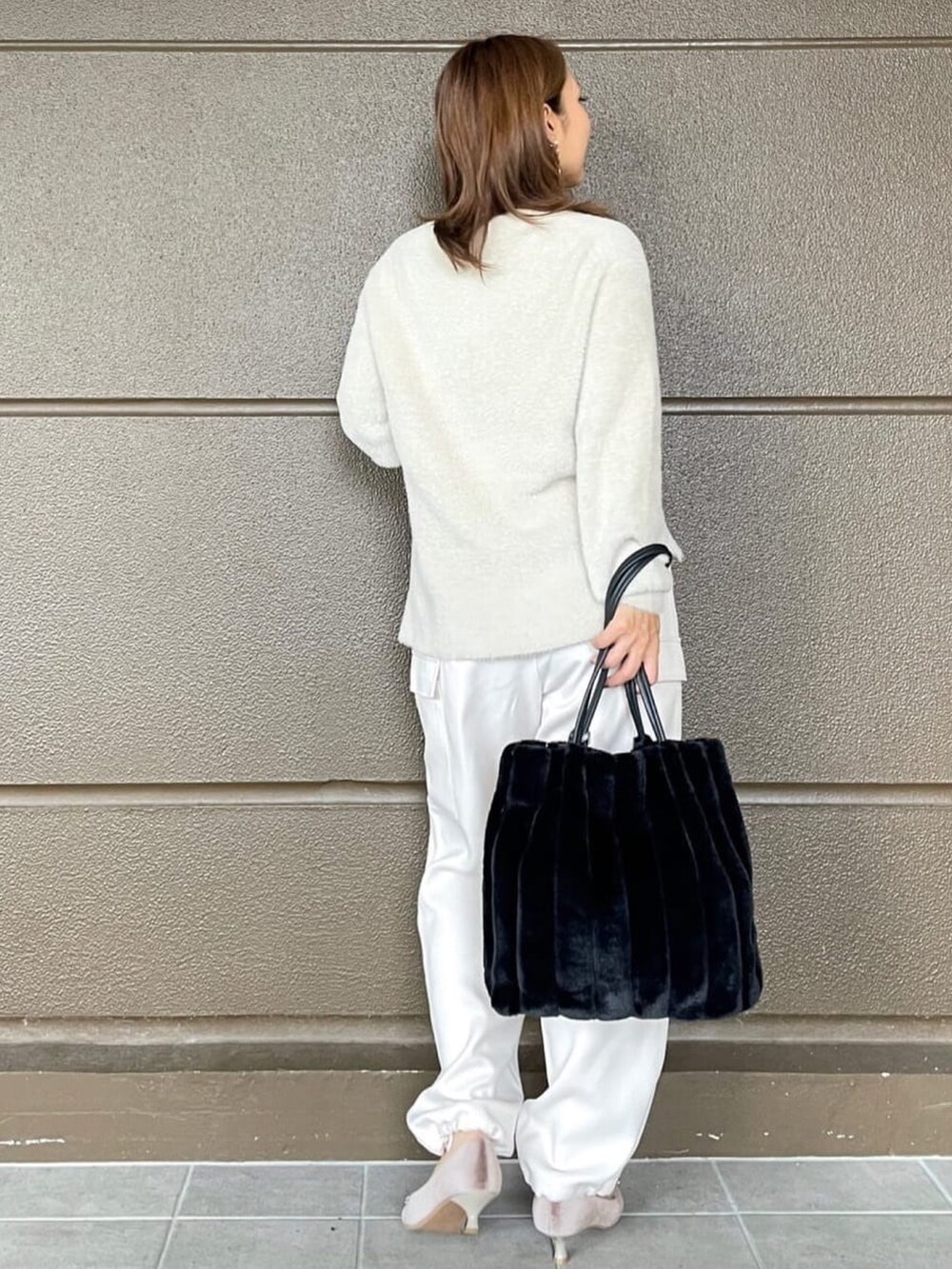 ホワイト系のその他パンツ、ブラック系のショルダーバッグ、ベージュ系のニット/セーターを着用したレディースの冬コーディネートの4枚目の写真