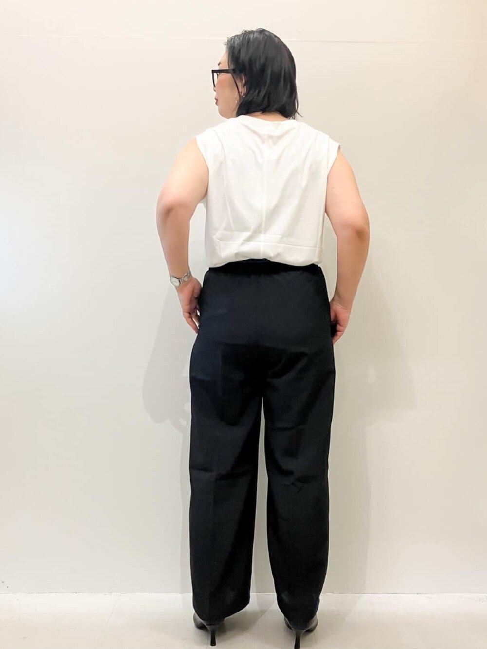 ホワイト系のTシャツ/カットソー、ブラック系のベスト、ブラック系のその他パンツを着用したレディースの夏コーディネートの8枚目の写真