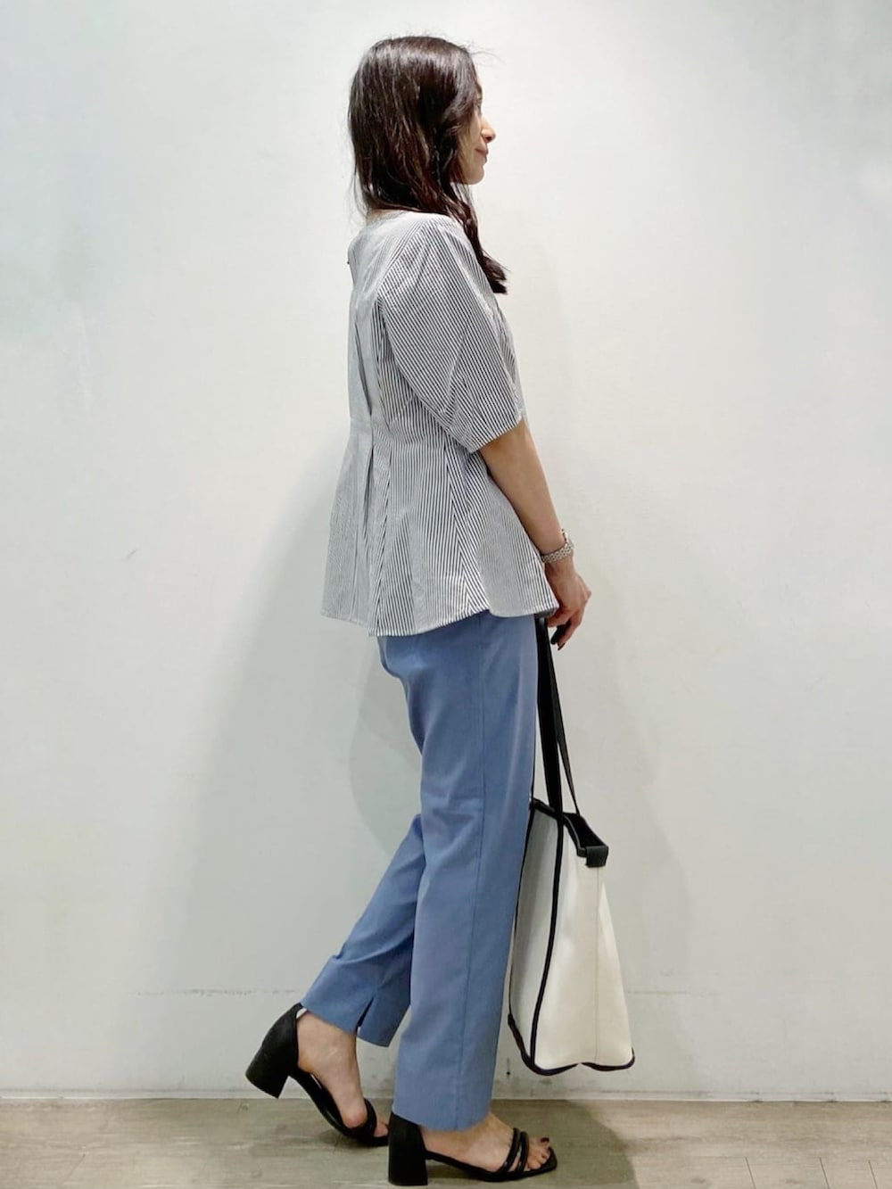 ホワイト系のシャツ/ブラウス、ブルー系のその他パンツ、ブラック系のサンダルを着用したレディースの夏コーディネートの6枚目の写真