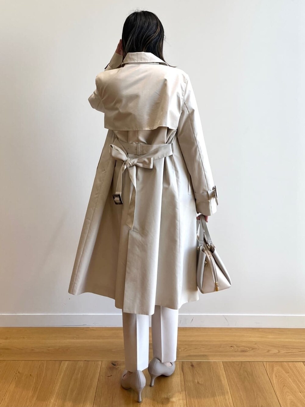 ベージュ系のトレンチコート、ベージュ系のその他パンツ、ベージュ系のシャツ/ブラウスを着用したレディースの冬コーディネートの3枚目の写真