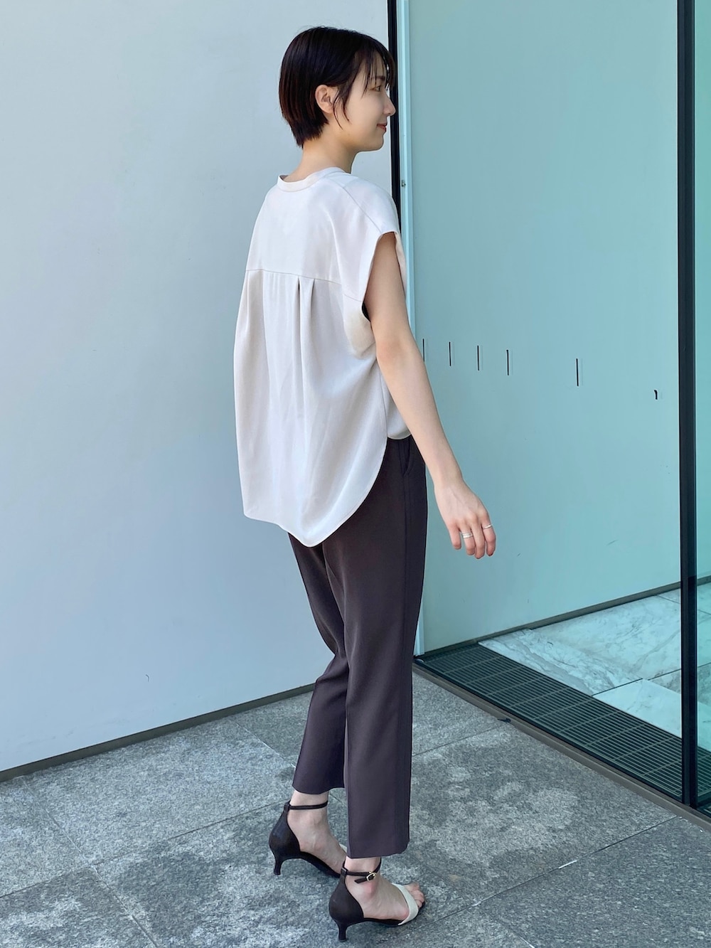 ベージュ系のシャツ/ブラウス、ブラウン系のその他パンツ、ベージュ系のサンダルを着用したレディースの夏コーディネートの2枚目の写真
