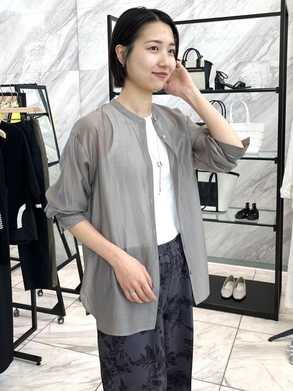 グレー系のその他パンツ、グリーン系のサンダル、グレー系のシャツ/ブラウスを着用したレディースの春コーディネートの6枚目の写真