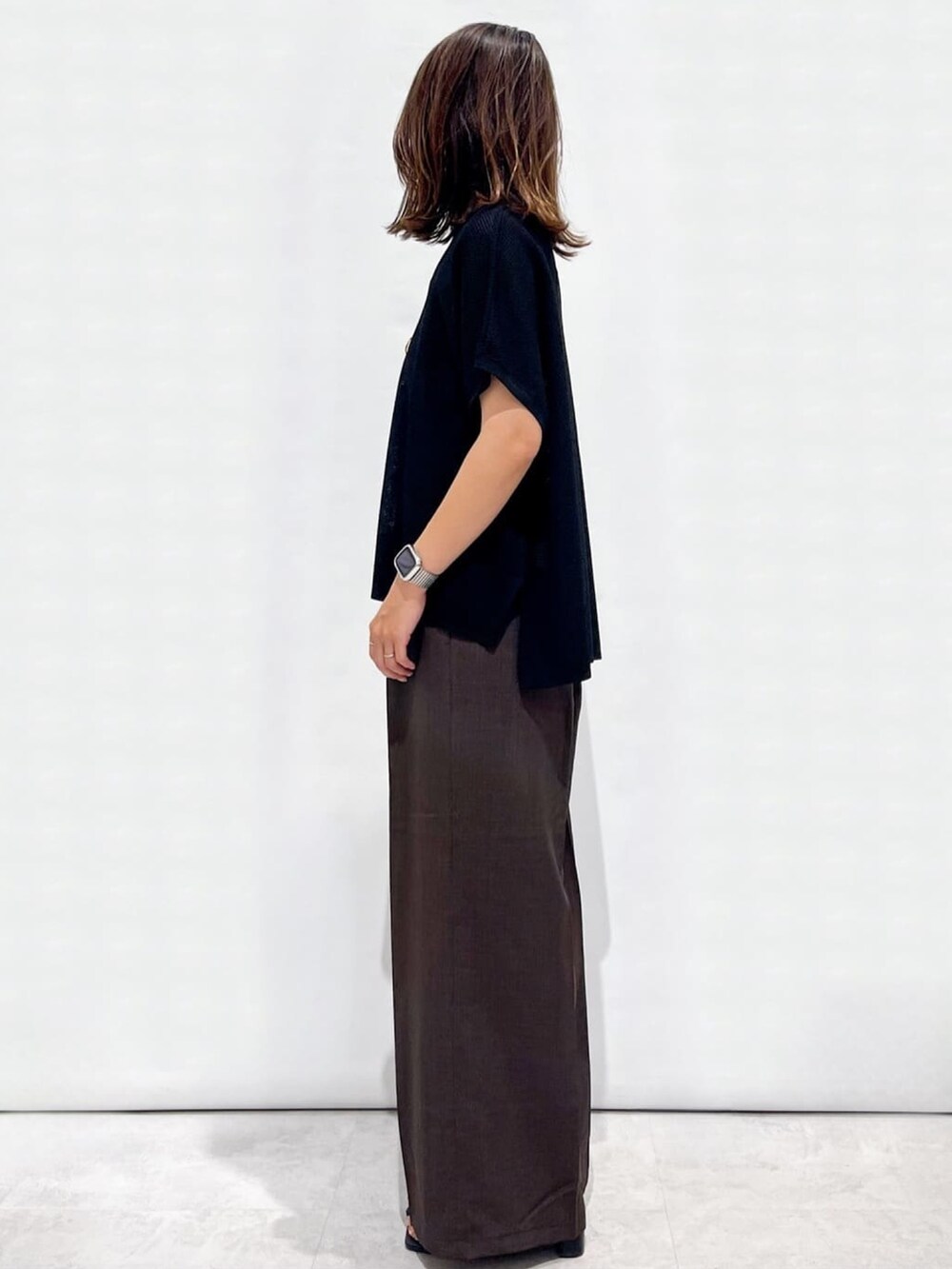 ブラウン系のその他パンツ、ホワイト系のサンダル、ブラック系のショルダーバッグを着用したレディースの夏コーディネートの7枚目の写真