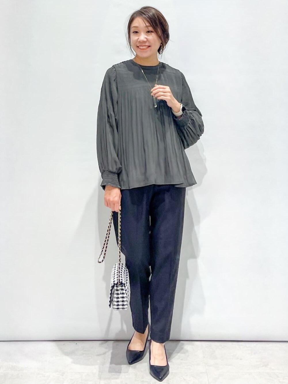 グレー系のシャツ/ブラウス、ブラック系のその他パンツ、ブラック系のショルダーバッグを着用したレディースの秋コーディネートの2枚目の写真