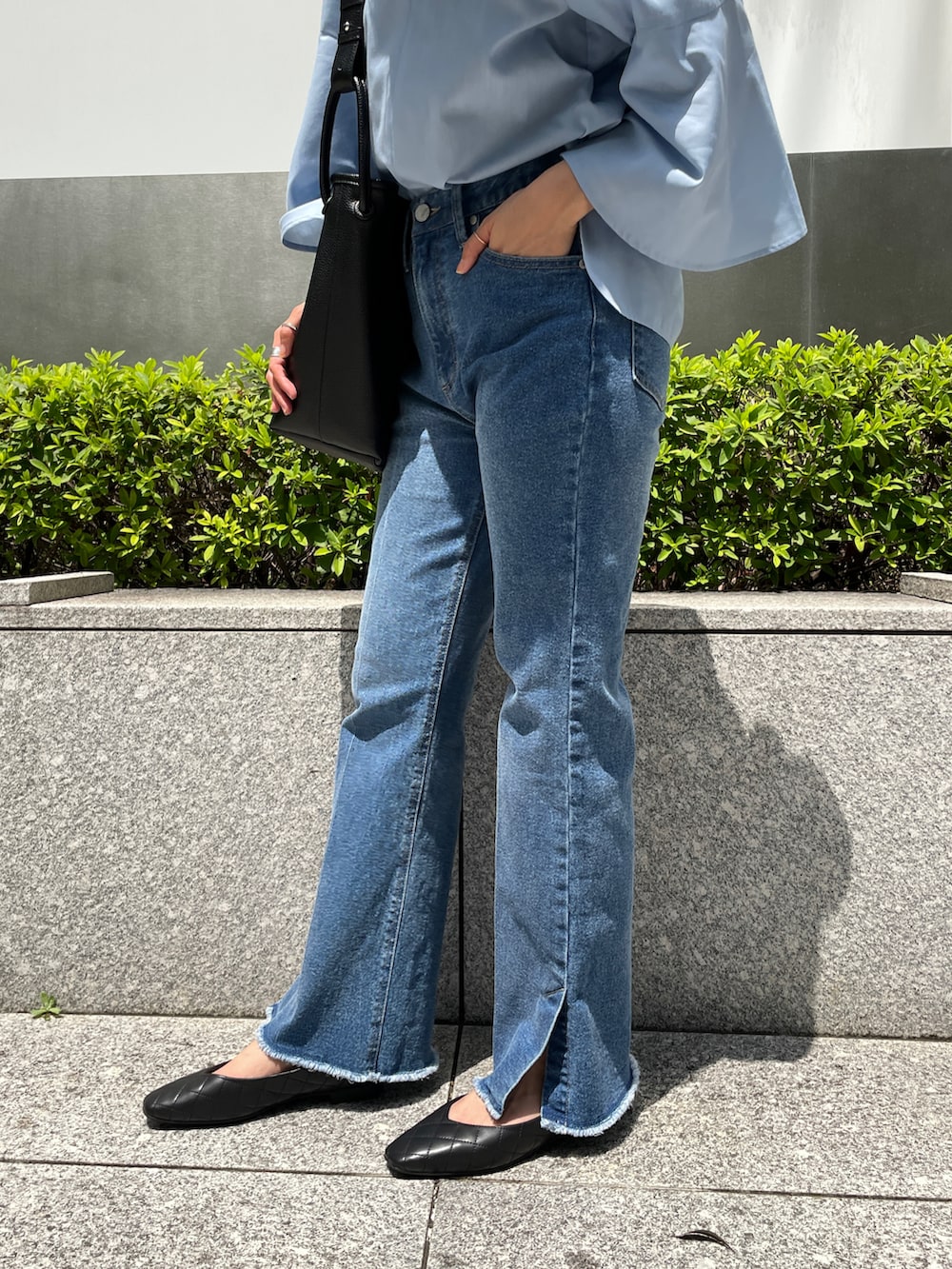 ブルー系のシャツ/ブラウス、ブルー系のその他パンツ、ブラック系のトートバッグを着用したレディースの夏コーディネートの3枚目の写真
