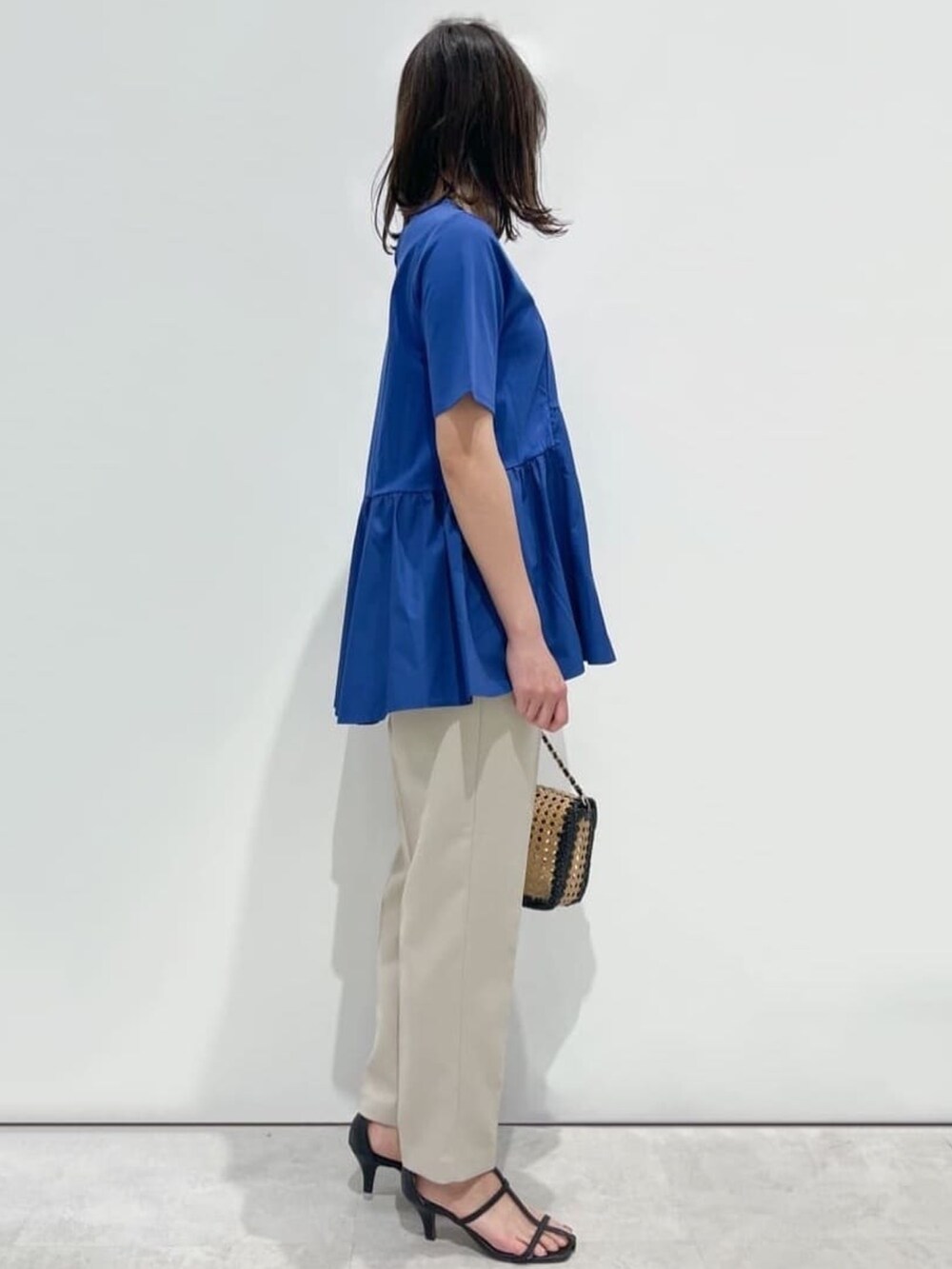 ブルー系のTシャツ/カットソー、ベージュ系のその他パンツを着用したレディースの春コーディネートの4枚目の写真