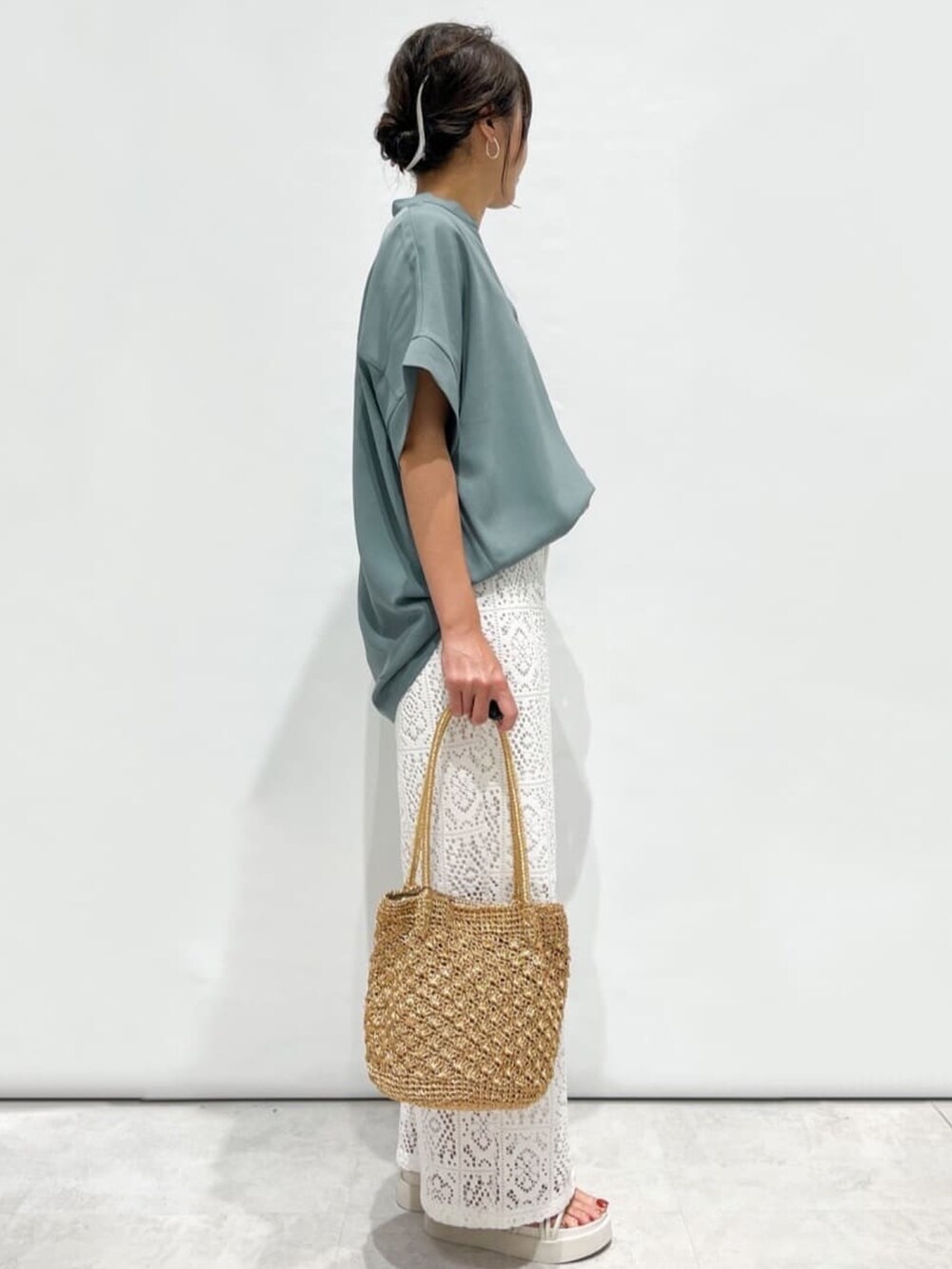 ブルー系のシャツ/ブラウス、ホワイト系のその他パンツ、ホワイト系のサンダルを着用したレディースの夏コーディネートの2枚目の写真