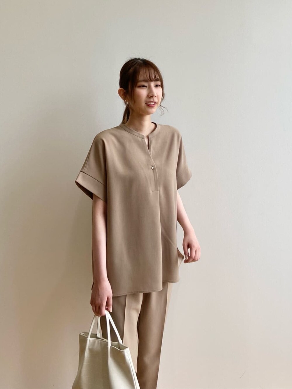 イエロー系のシャツ/ブラウス、イエロー系のその他パンツ、ベージュ系のサンダルを着用したレディースの夏コーディネートの7枚目の写真