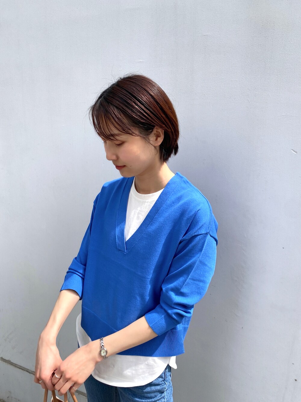 ブルー系のその他トップス、ブルー系のデニムパンツ、イエロー系のトートバッグを着用したレディースの春コーディネートの2枚目の写真