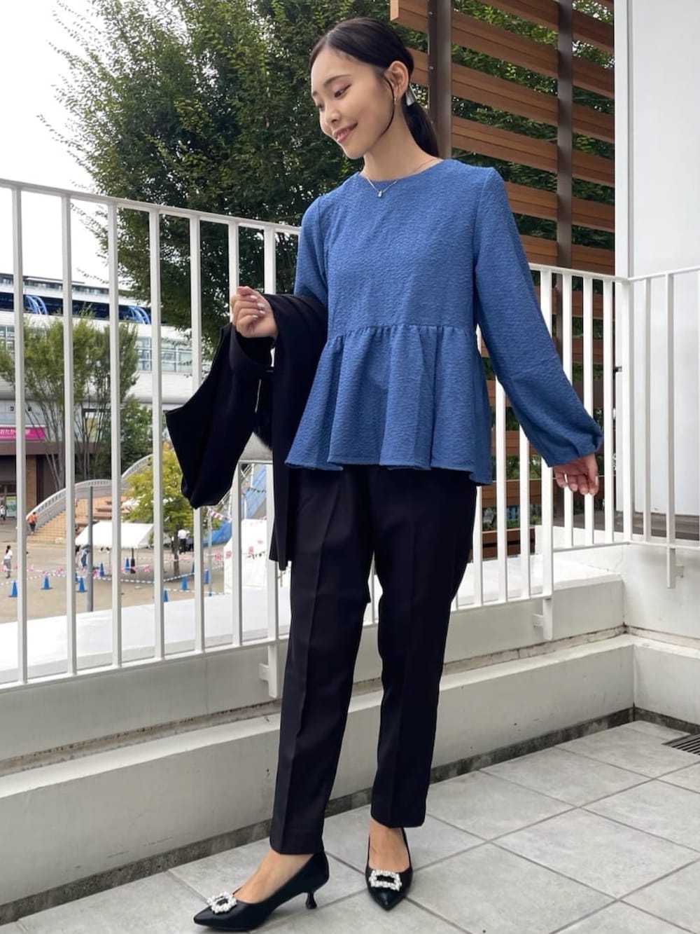 シルバー系のトートバッグ、ブラック系のその他パンツ、ブラック系のパンプスを着用したレディースの秋コーディネートの2枚目の写真