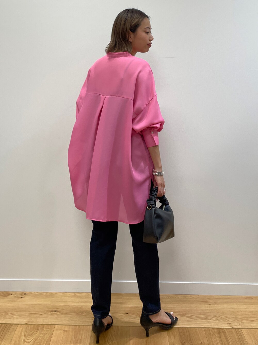 ピンク系のシャツ/ブラウス、ブルー系のデニムパンツ、ブラック系のショルダーバッグを着用したレディースの夏コーディネートの2枚目の写真
