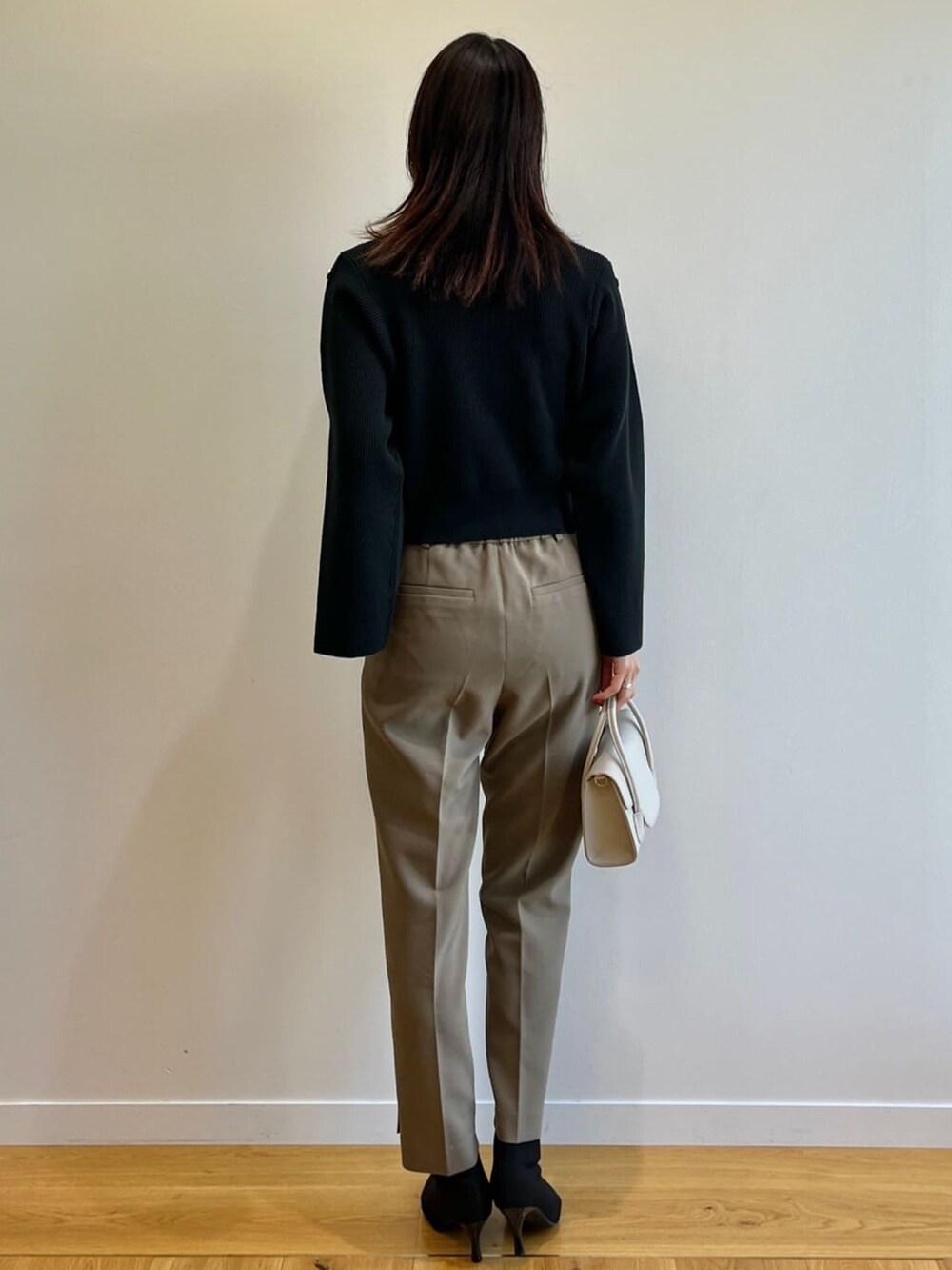 ブラック系のニット/セーター、ブラック系のブーツ、ブラウン系のその他パンツを着用したレディースの秋コーディネートの3枚目の写真