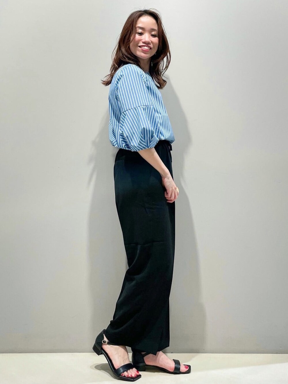 ブルー系のシャツ/ブラウス、ブラック系のその他パンツ、ブラック系のサンダルを着用したレディースの春コーディネートの3枚目の写真