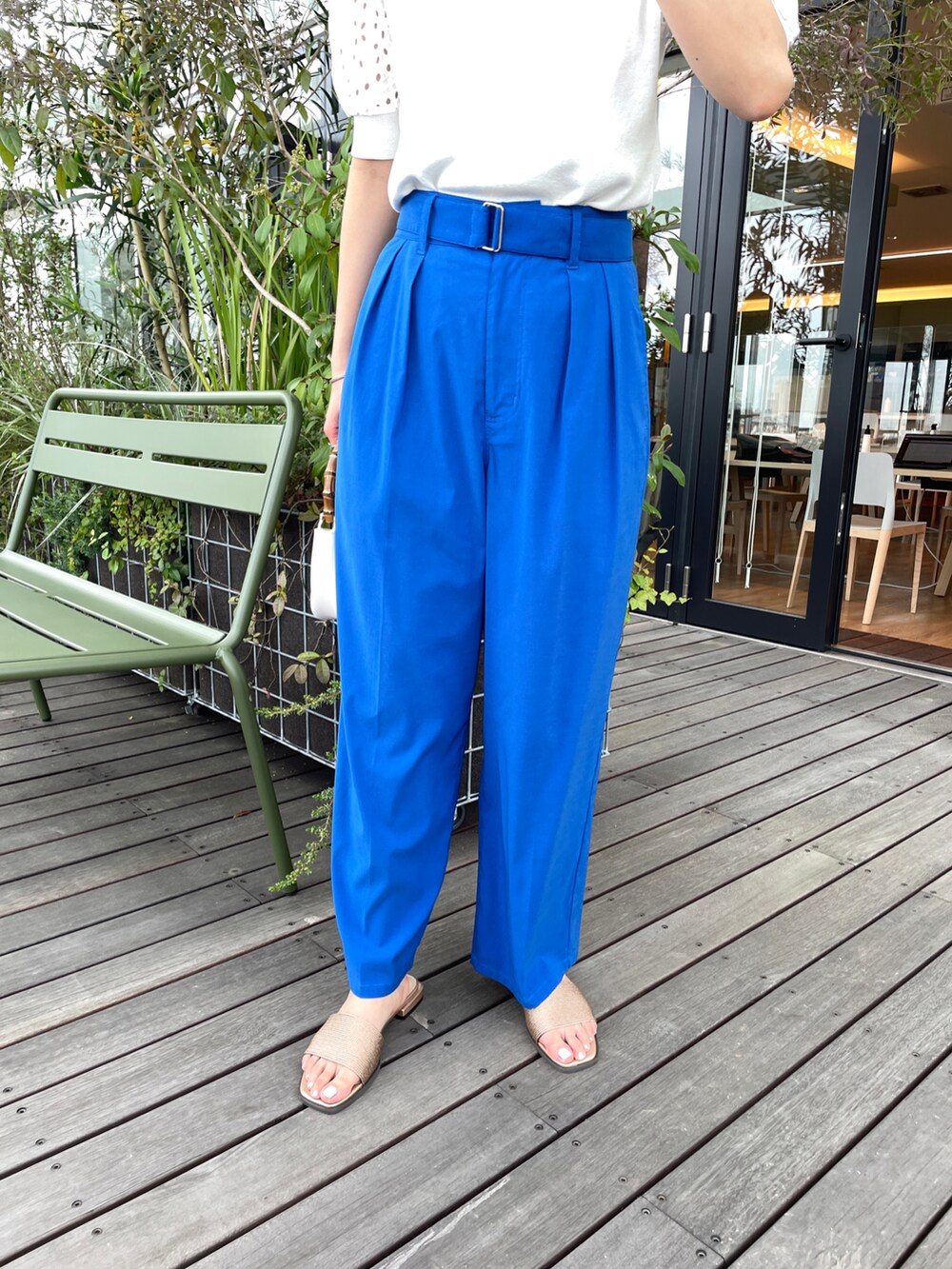 ホワイト系のニット/セーター、ブルー系のその他パンツ、ホワイト系のショルダーバッグを着用したレディースの春コーディネートの3枚目の写真