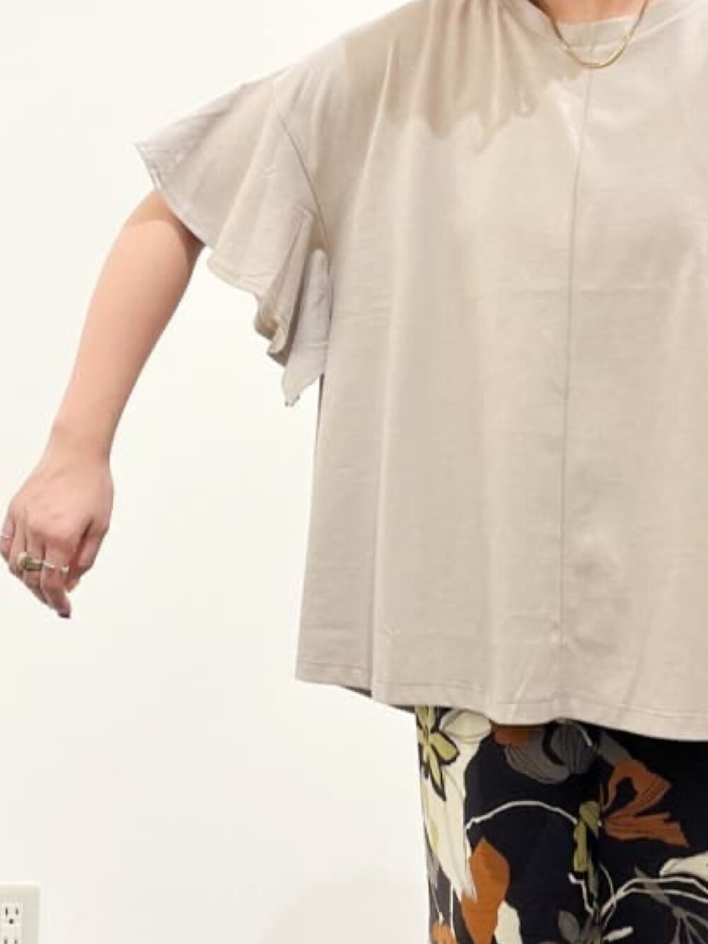 ベージュ系のTシャツ/カットソー、ブラック系のカーディガン/ボレロ、ブラウン系のその他パンツを着用したレディースの夏コーディネートの5枚目の写真