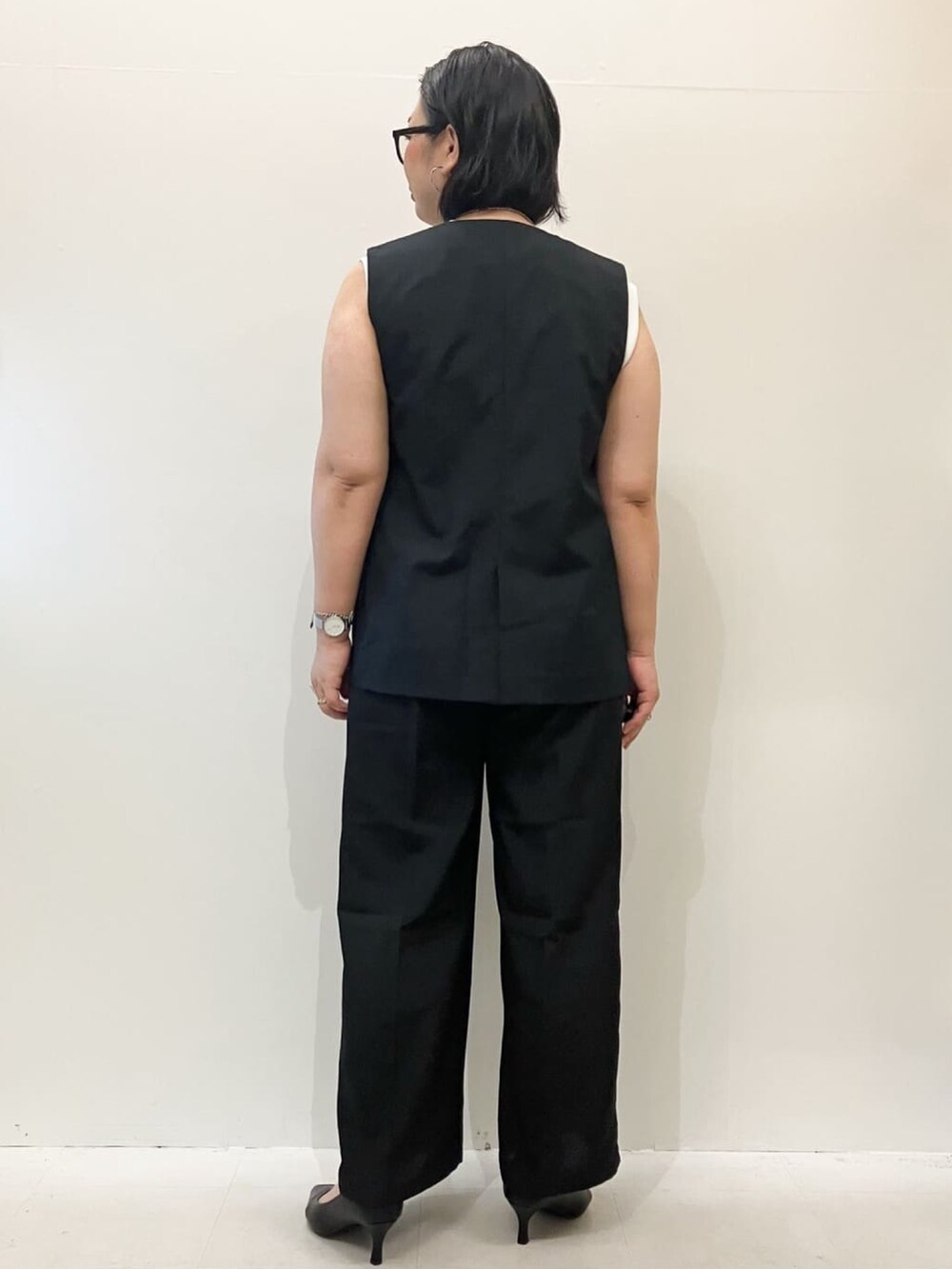 ホワイト系のTシャツ/カットソー、ブラック系のベスト、ブラック系のその他パンツを着用したレディースの夏コーディネートの5枚目の写真