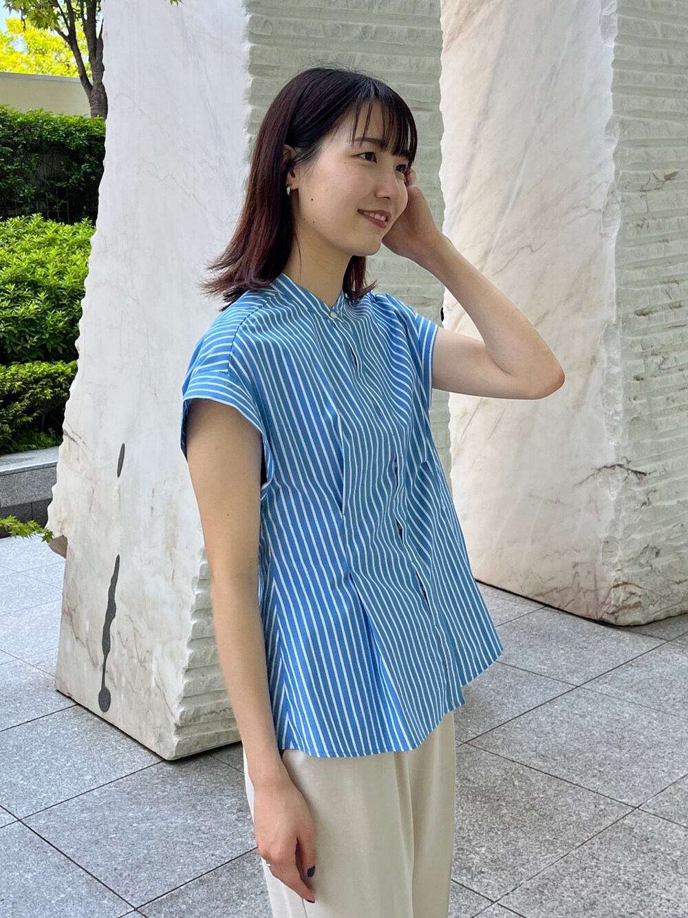 ブルー系のシャツ/ブラウス、ベージュ系のその他パンツ、ブラック系のサンダルを着用したレディースの夏コーディネートの5枚目の写真