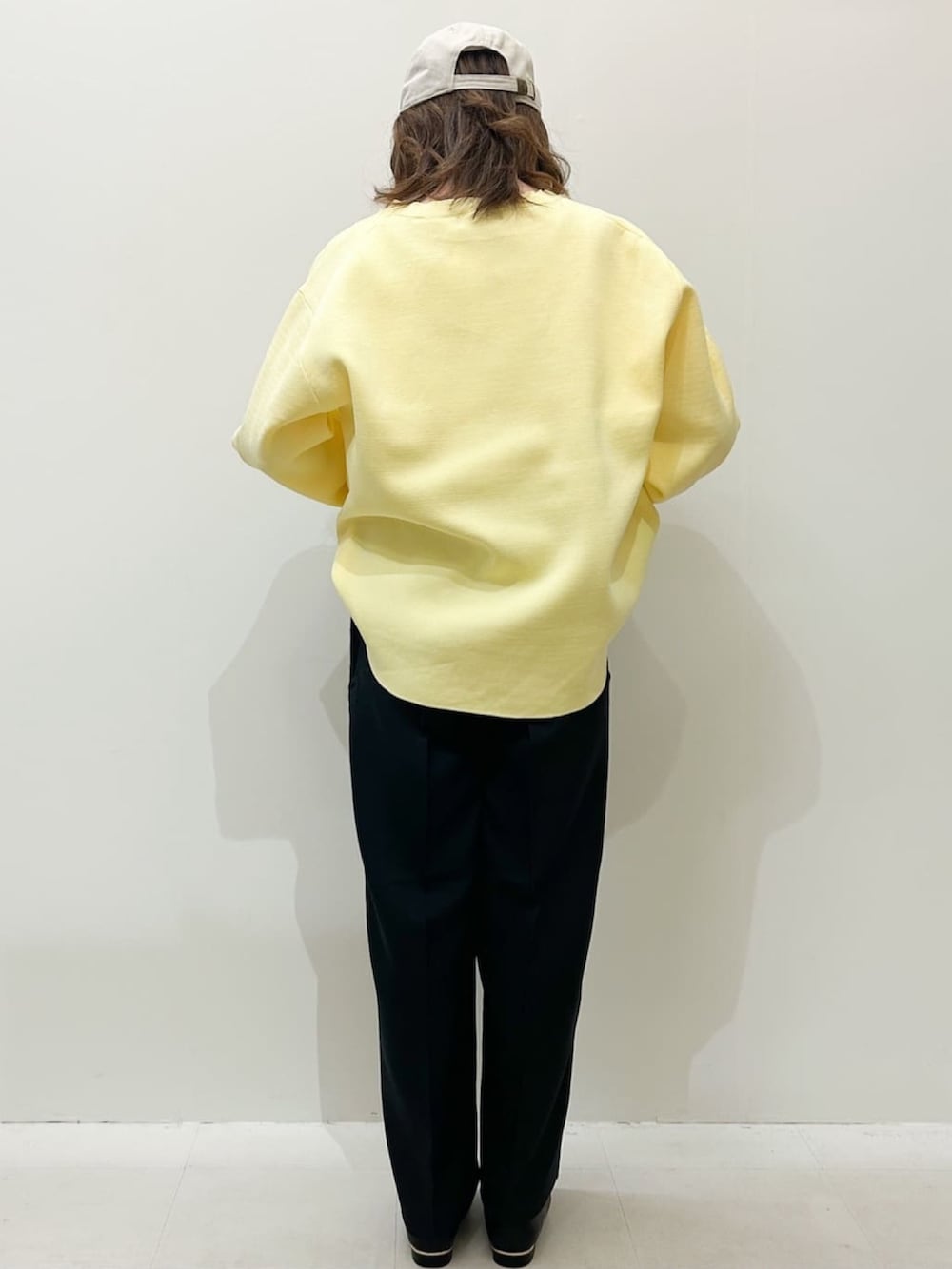 ブラック系のショルダーバッグ、ブラック系のその他パンツ、イエロー系のニット/セーターを着用したレディースの冬コーディネートの2枚目の写真