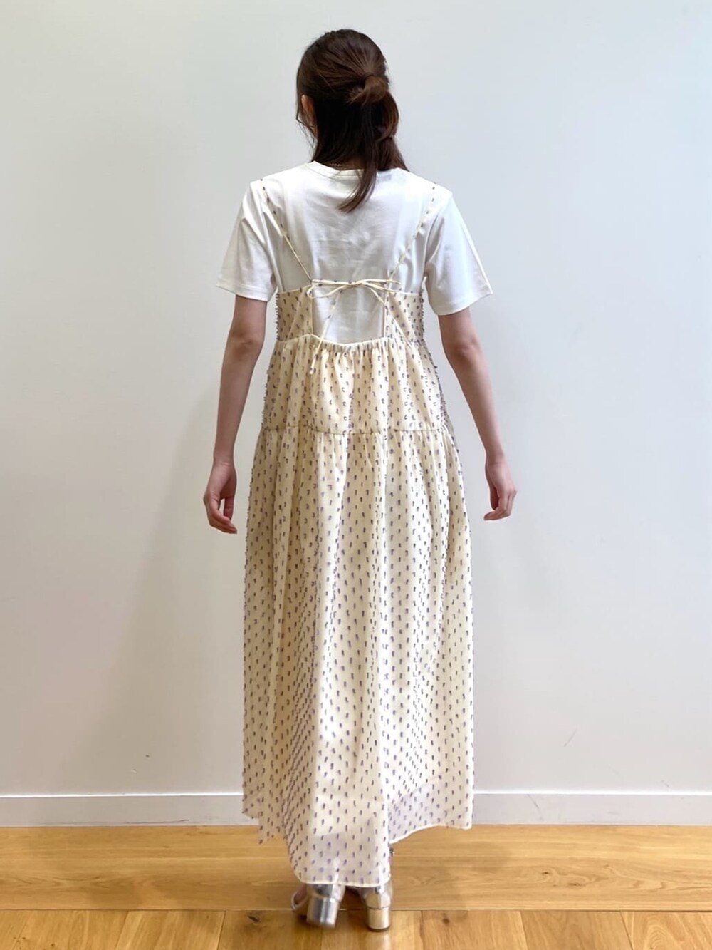 ホワイト系のワンピース、ホワイト系のTシャツ/カットソー、シルバー系のサンダルを着用したレディースの春コーディネートの3枚目の写真