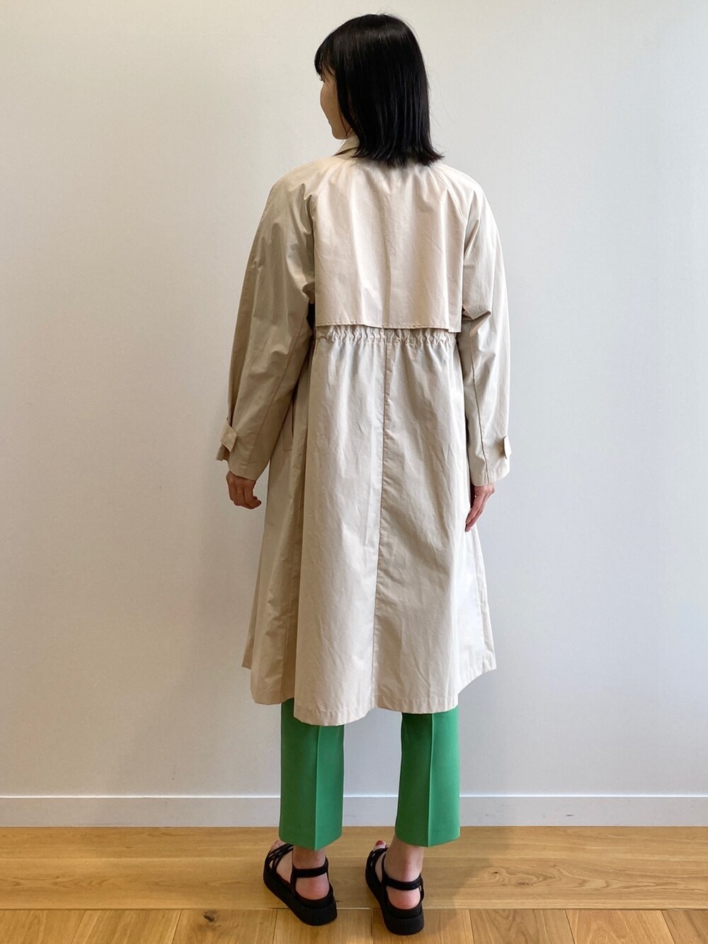 ブラック系のサンダル、グリーン系のその他パンツ、ベージュ系のトレンチコートを着用したレディースの春コーディネートの3枚目の写真