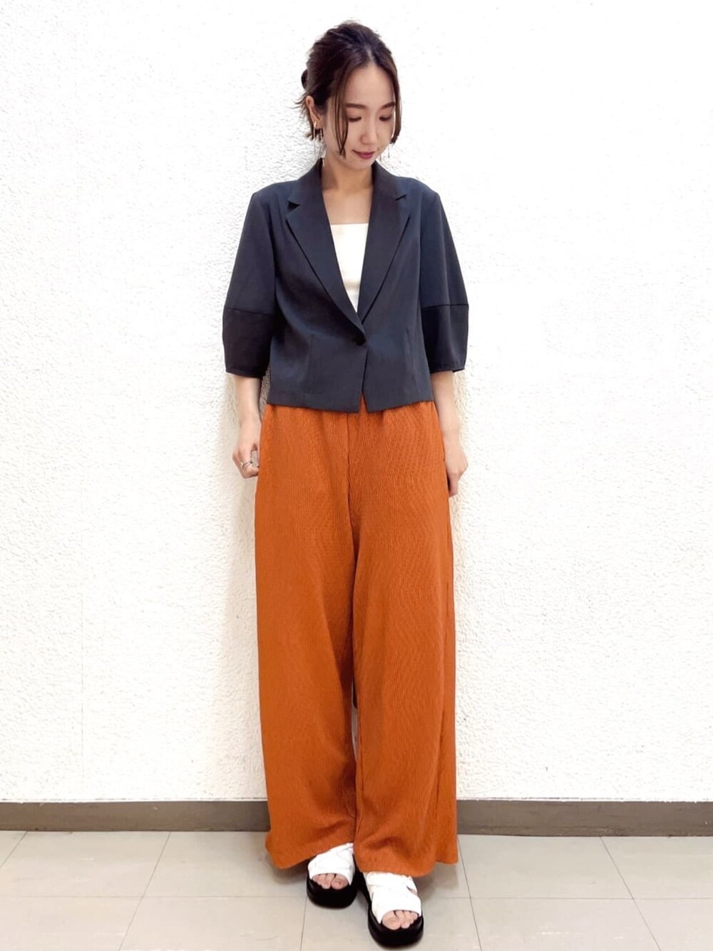 ホワイト系のタンクトップ、グレー系のテーラードジャケット、レッド系のその他パンツを着用したレディースの夏コーディネートの2枚目の写真