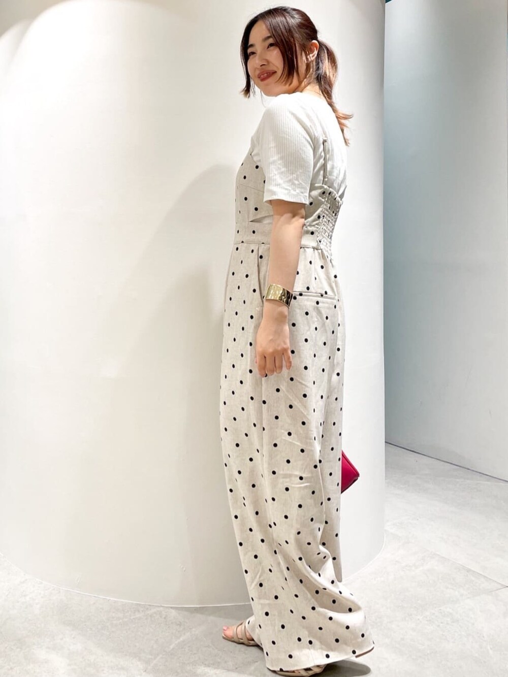 ベージュ系のサロペット/オーバーオール、ホワイト系のTシャツ/カットソー、ベージュ系のサンダルを着用したレディースの夏コーディネートの5枚目の写真