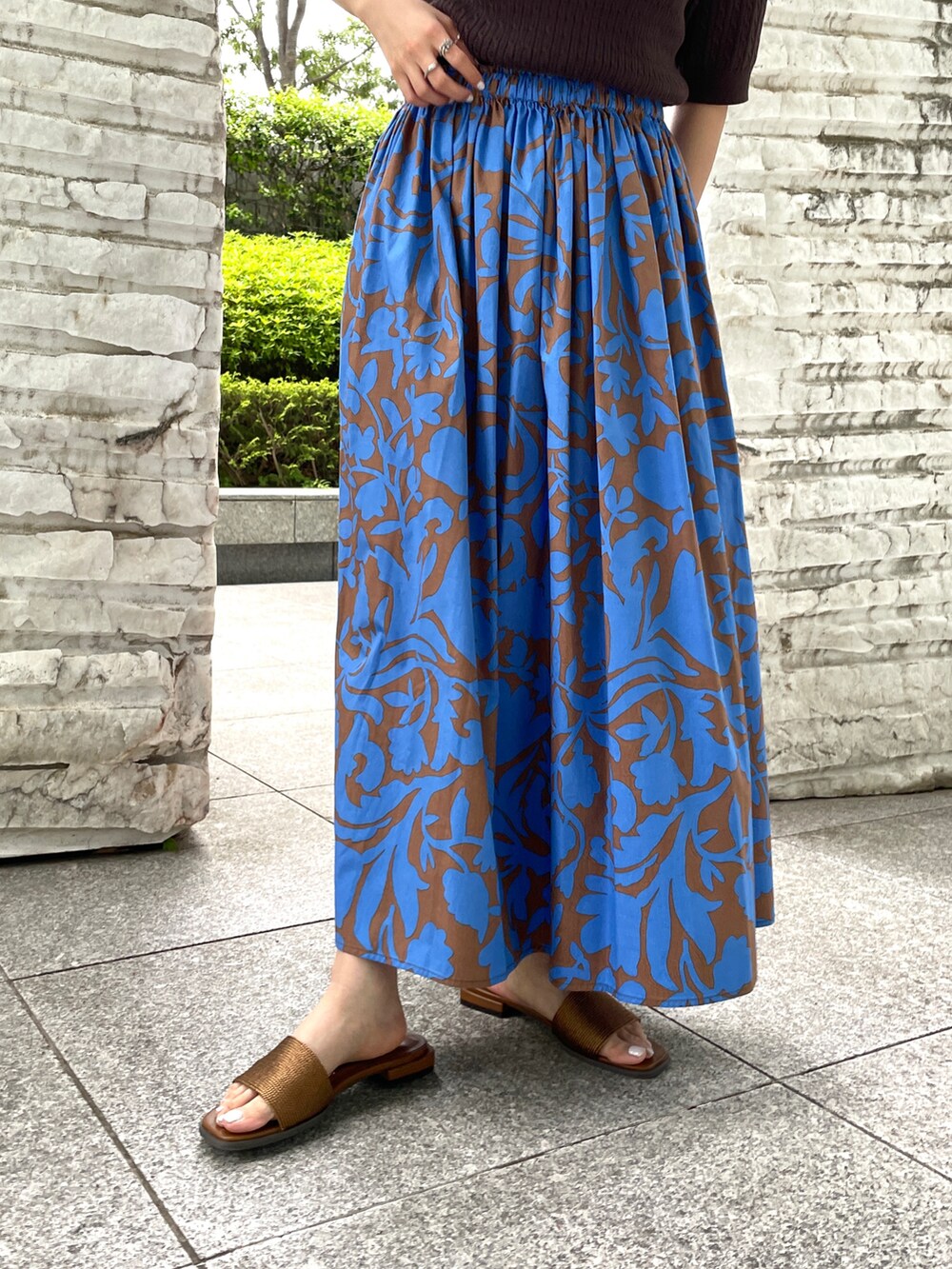 ブラウン系のニット/セーター、ブラウン系のスカート、その他のサンダルを着用したレディースの夏コーディネートの3枚目の写真