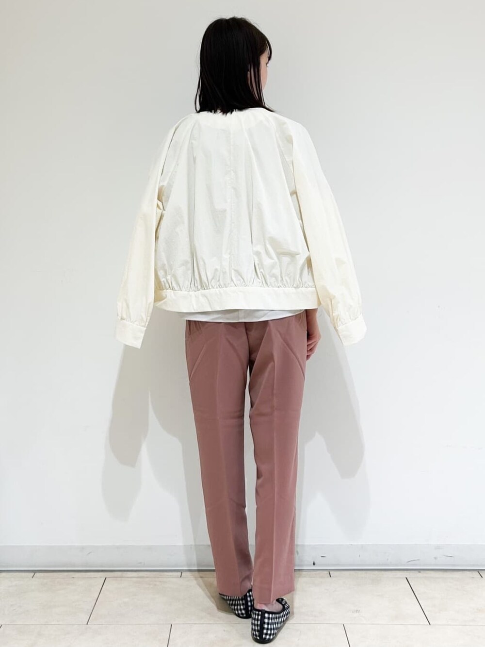 グレー系のシャツ/ブラウス、ホワイト系のブルゾン、ピンク系のその他パンツを着用したレディースの春コーディネートの3枚目の写真