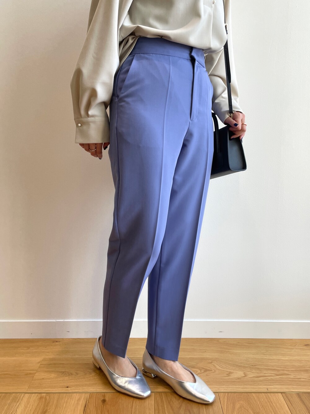 ベージュ系のシャツ/ブラウス、ブルー系のその他パンツ、シルバー系のその他シューズを着用したレディースの冬コーディネートの4枚目の写真