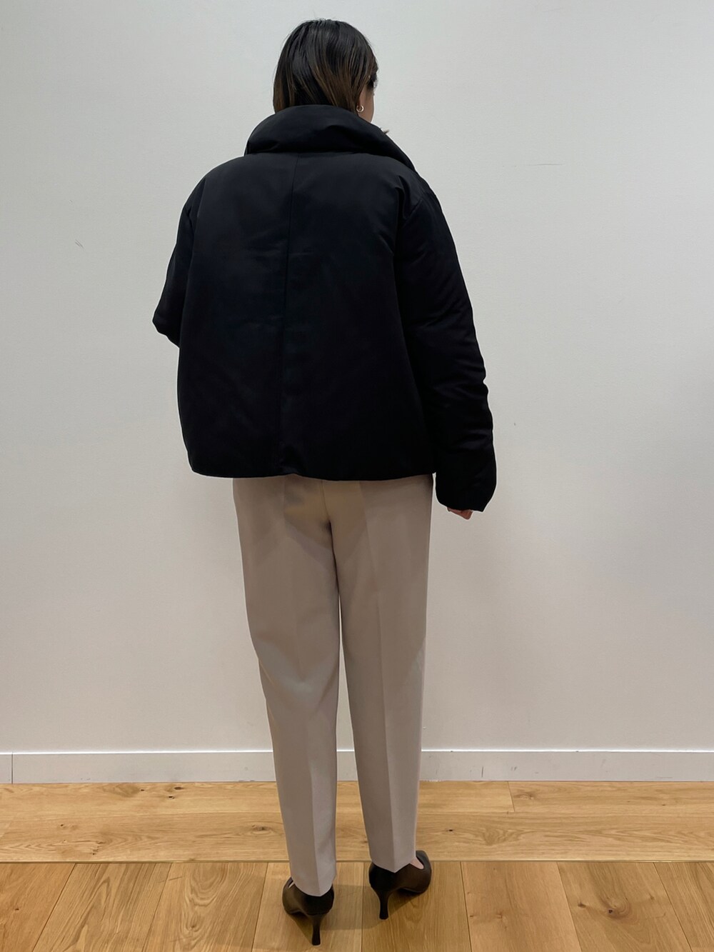 ブラック系のブルゾン、ピンク系のニット/セーター、ブラック系のパンプスを着用したレディースの冬コーディネートの3枚目の写真