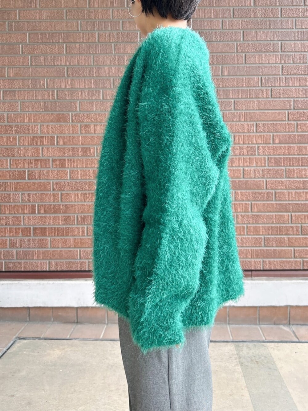 ブラック系のその他パンツ、グリーン系のカーディガン/ボレロ、グレー系のTシャツ/カットソーを着用したレディースの秋コーディネートの4枚目の写真