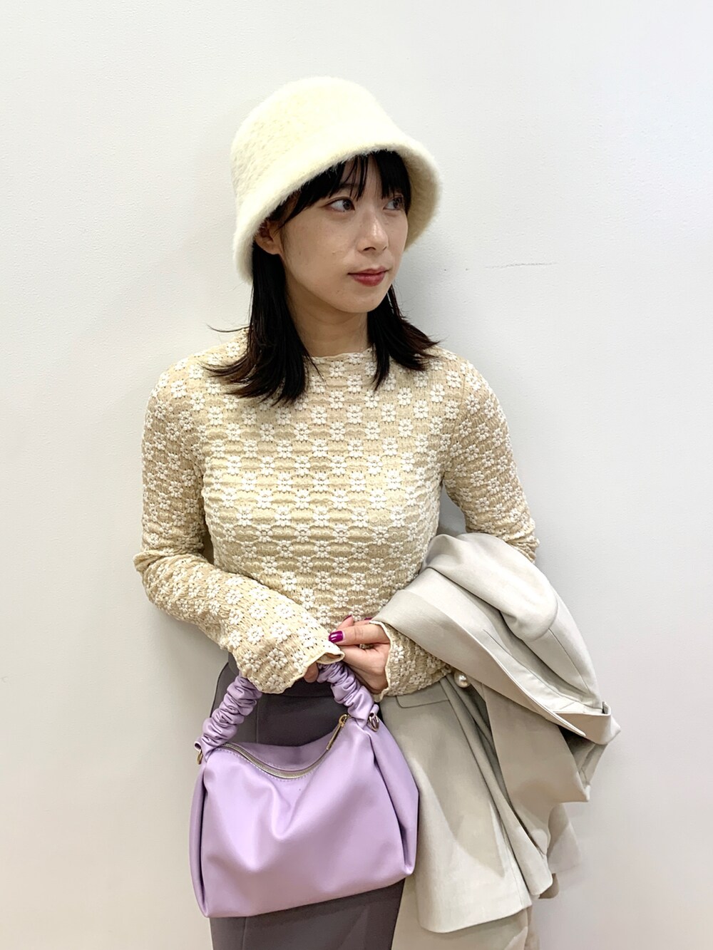 ベージュ系のTシャツ/カットソー、グレー系のテーラードジャケット、パープル系のショルダーバッグを着用したレディースの秋コーディネートの5枚目の写真