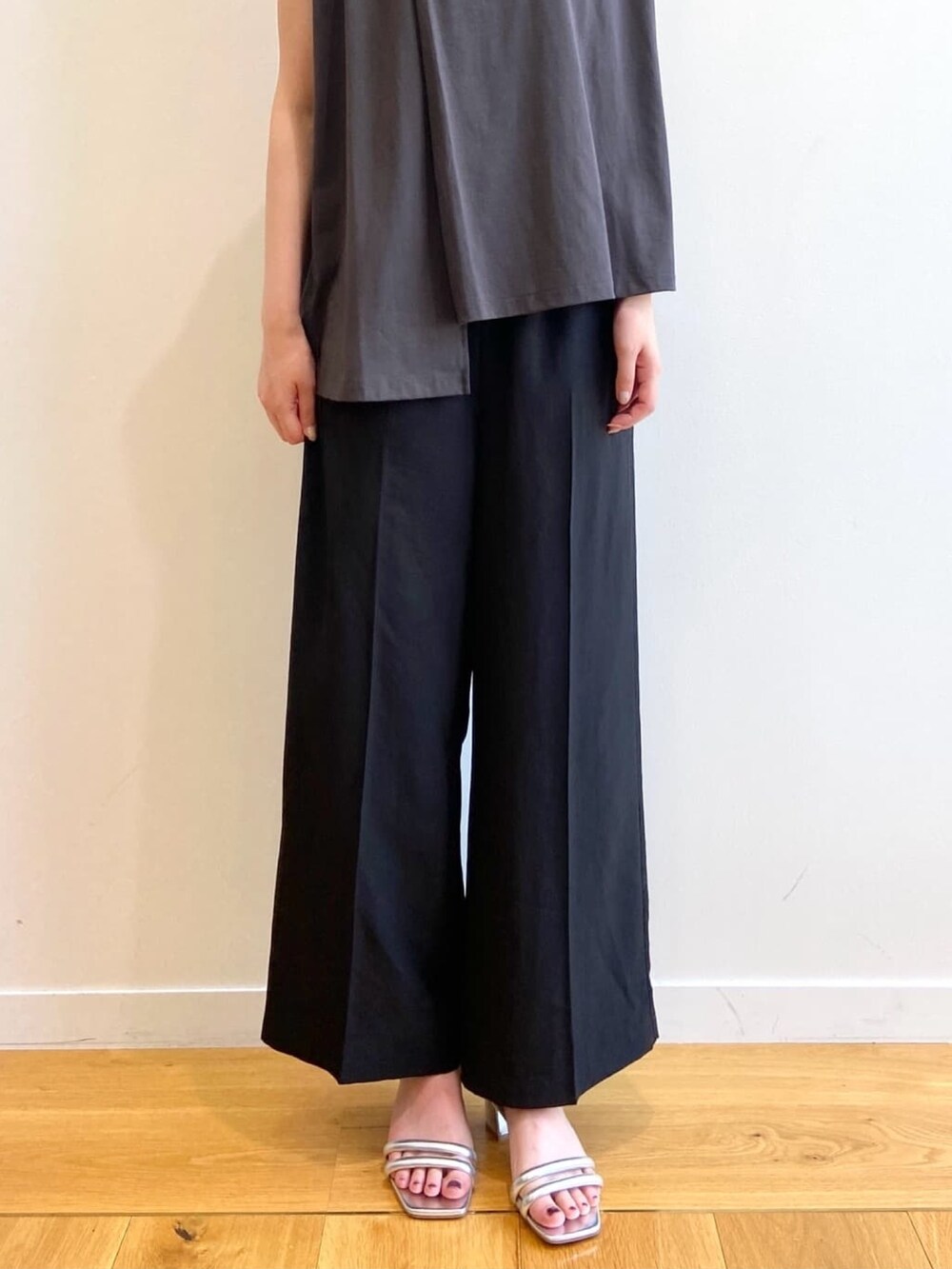 グレー系のTシャツ/カットソー、ブラック系のその他パンツ、シルバー系のサンダルを着用したレディースの夏コーディネートの8枚目の写真