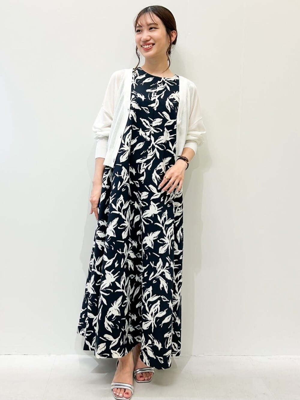 ホワイト系のカーディガン/ボレロ、ブルー系のワンピース、シルバー系のサンダルを着用したレディースの夏コーディネートの4枚目の写真