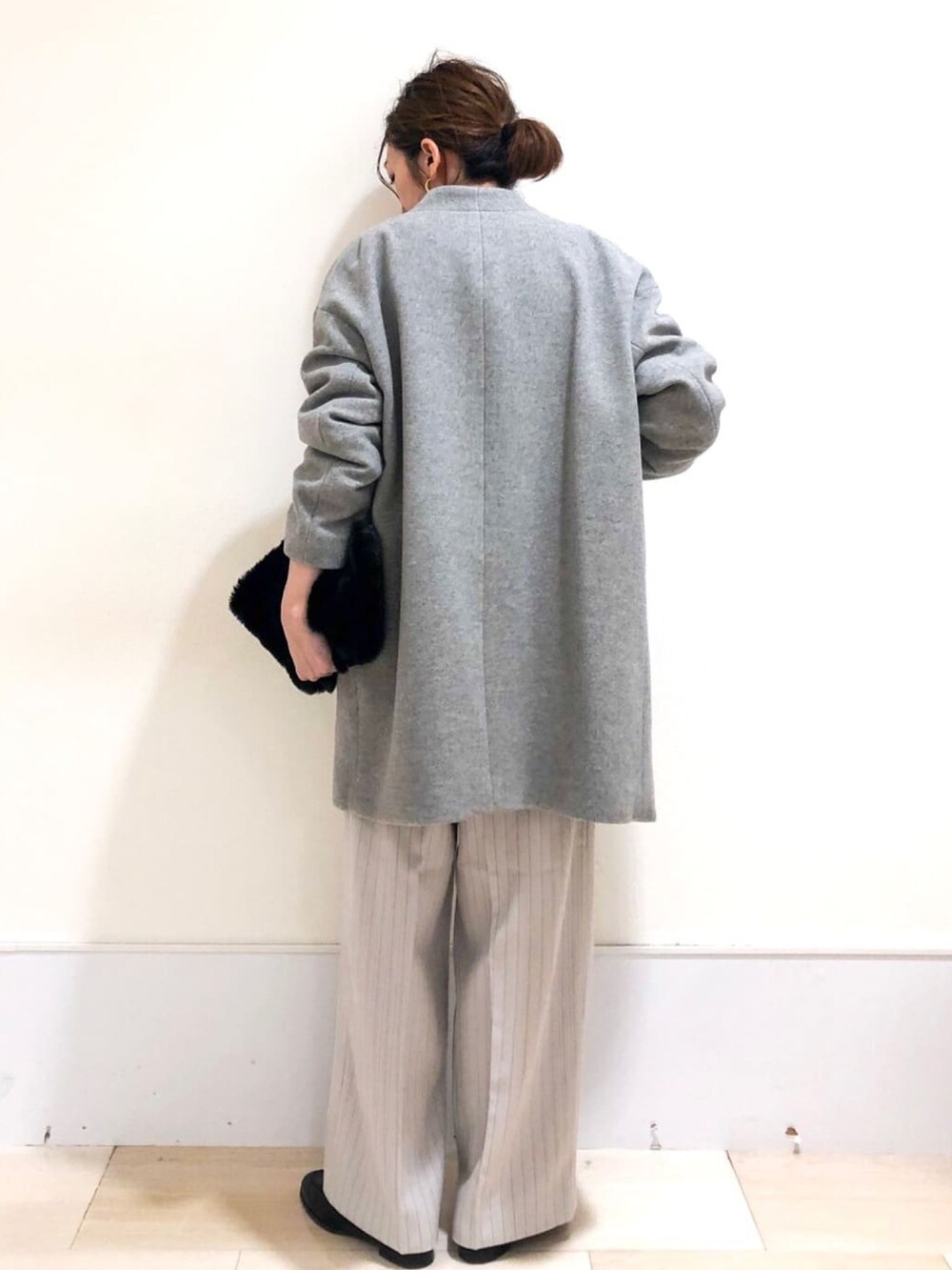ベージュ系のその他パンツ、レッド系のニット/セーター、グレー系のノーカラーコートを着用したレディースの秋コーディネートの3枚目の写真