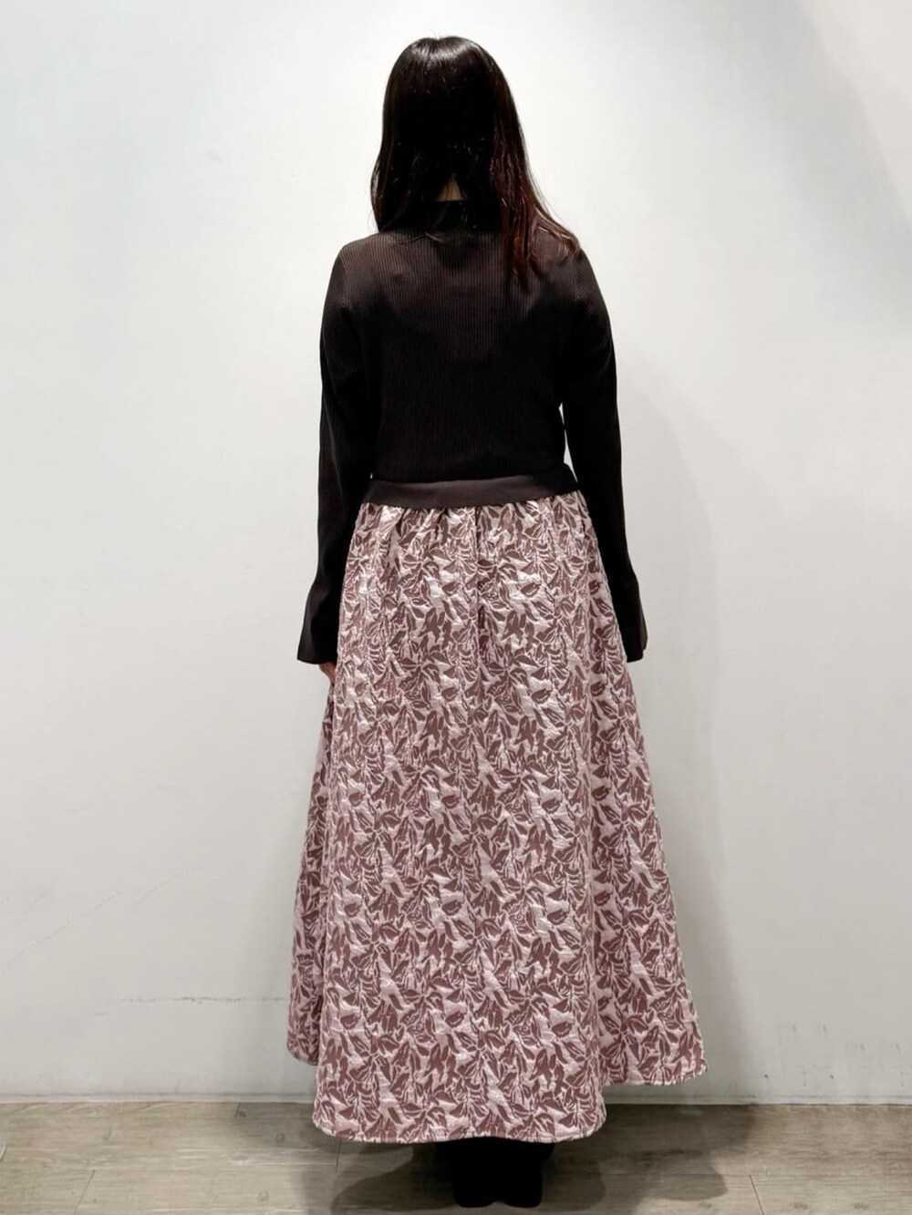 ピンク系のワンピース、ブラウン系のブーツを着用したレディースの秋コーディネートの4枚目の写真