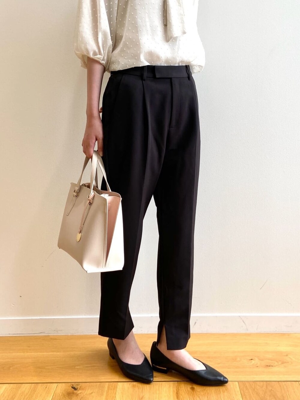 ホワイト系のシャツ/ブラウス、ブラック系のその他パンツ、ホワイト系のトートバッグを着用したレディースの夏コーディネートの9枚目の写真